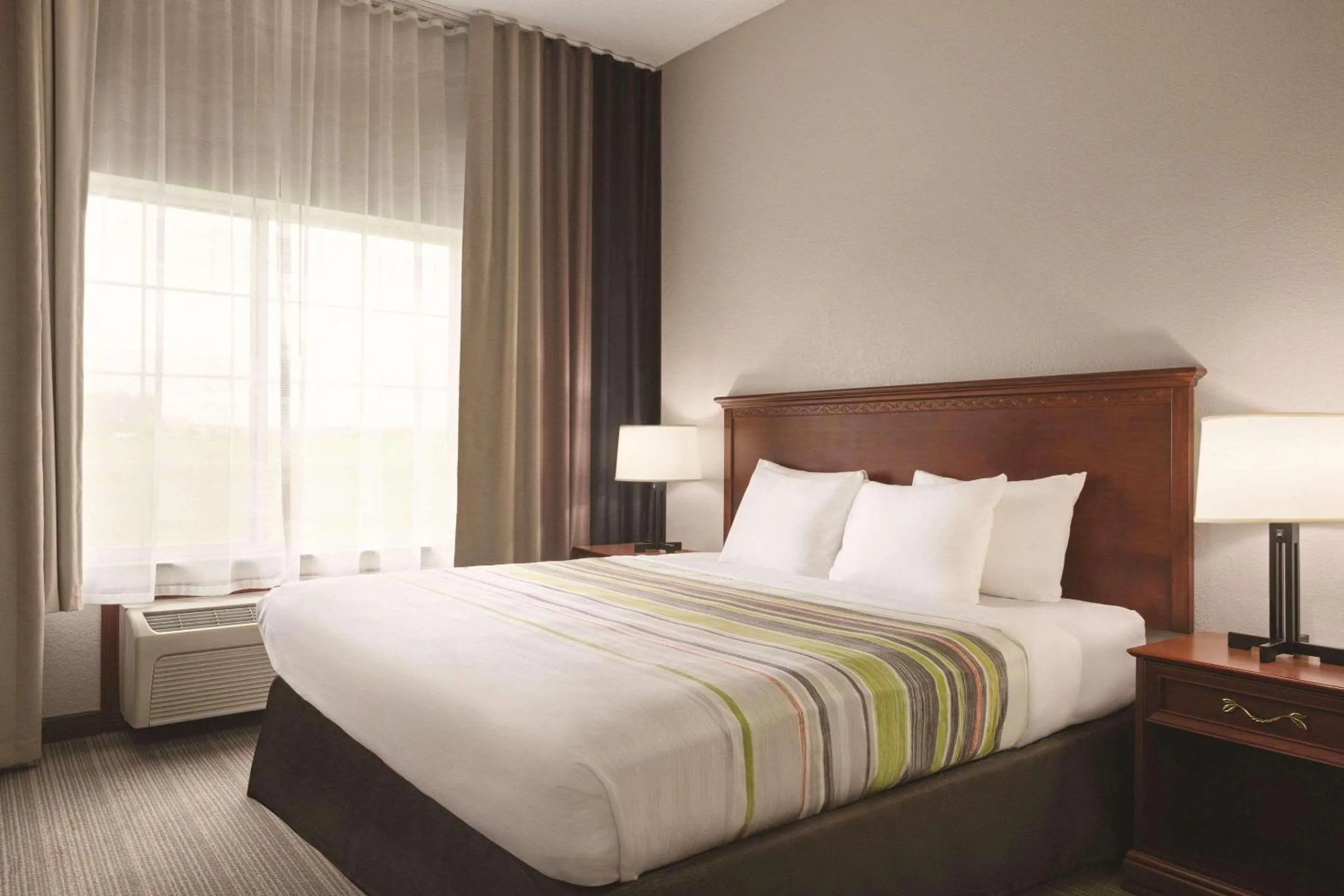 Bedroom, Bed in Country Inn & Suites by Radisson, Willmar, MN