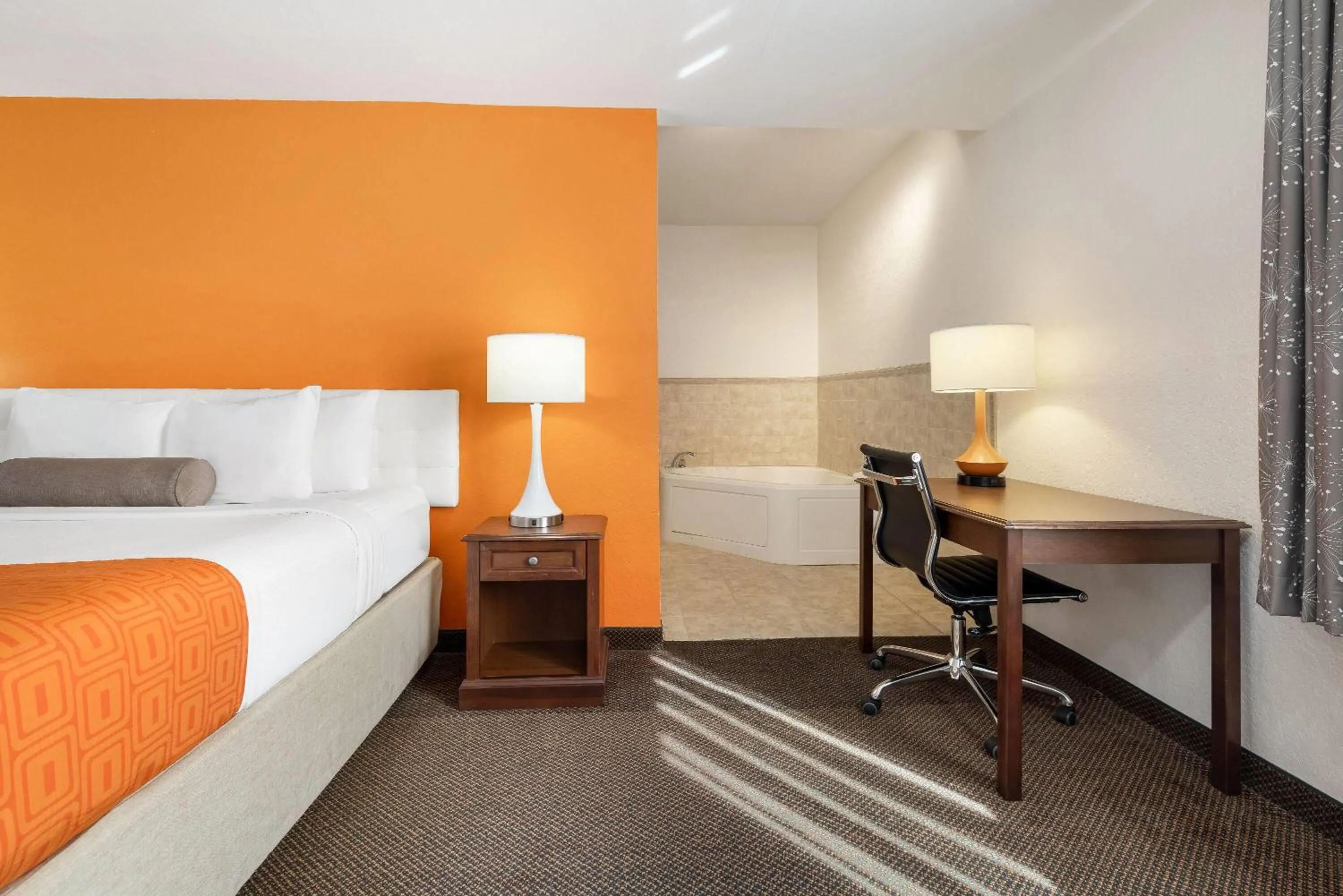 Photo of the whole room, Bed in Howard Johnson by Wyndham Oacoma Hotel & Suites