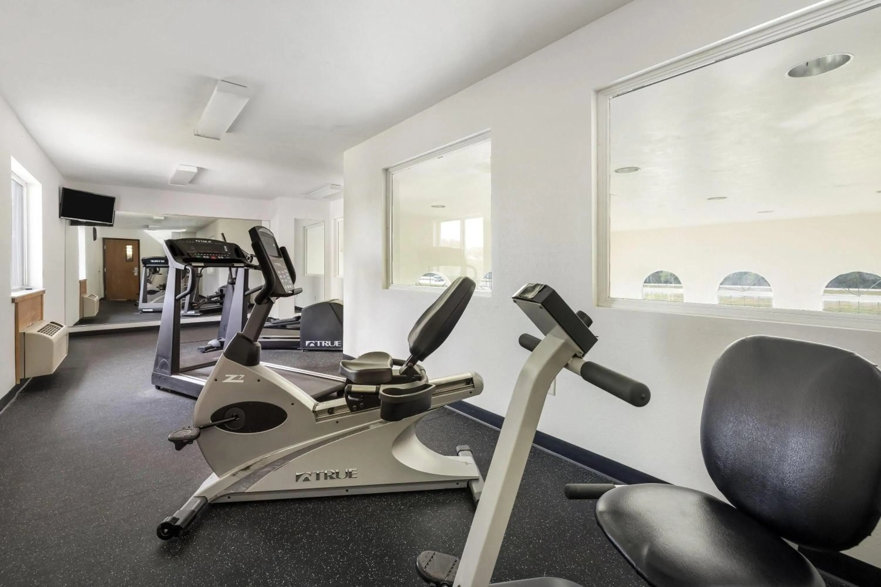 Fitness centre/facilities in Howard Johnson by Wyndham Oacoma Hotel & Suites