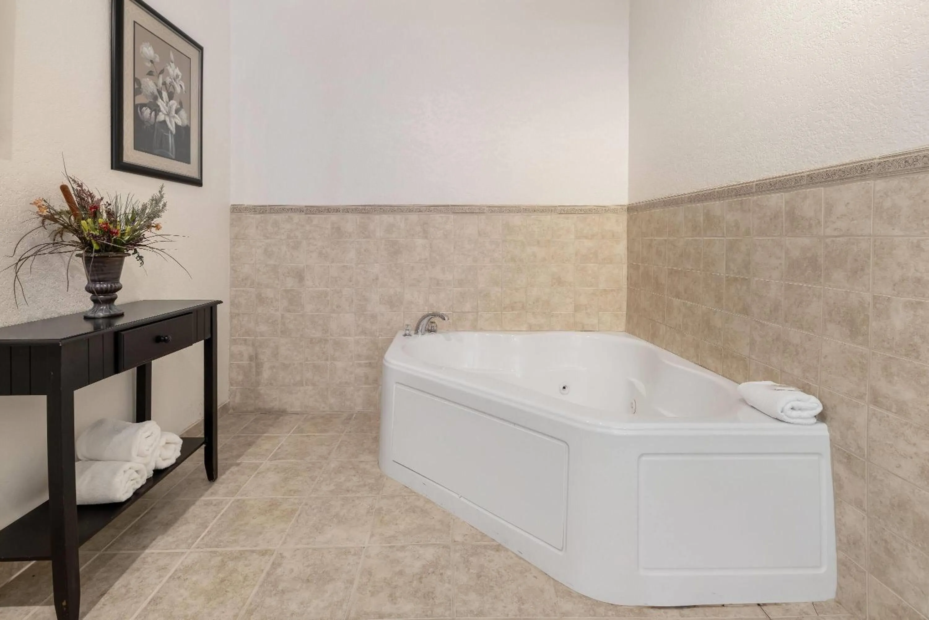 Hot Tub in Howard Johnson by Wyndham Oacoma Hotel & Suites