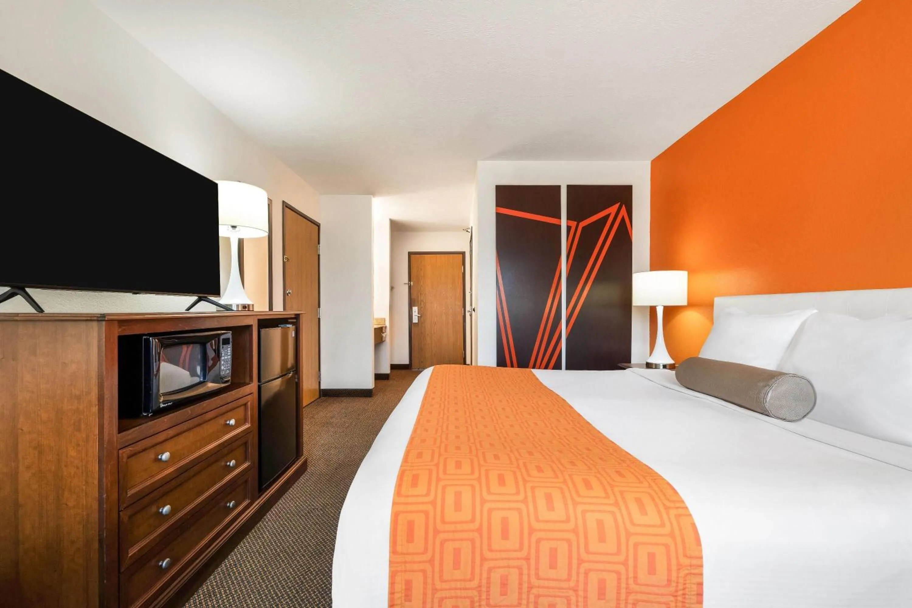 Bed in Howard Johnson by Wyndham Oacoma Hotel & Suites