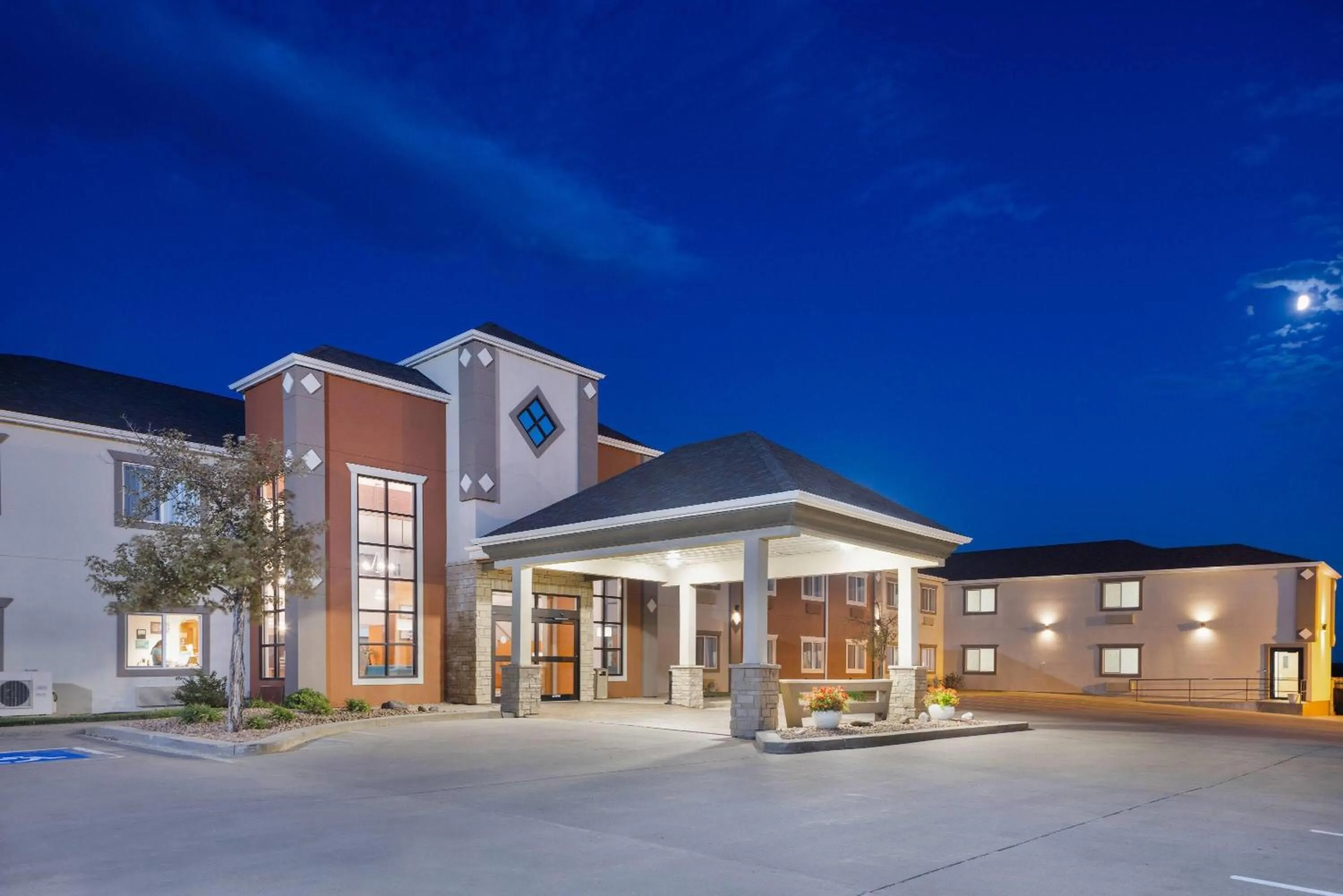 Property building in Howard Johnson by Wyndham Oacoma Hotel & Suites