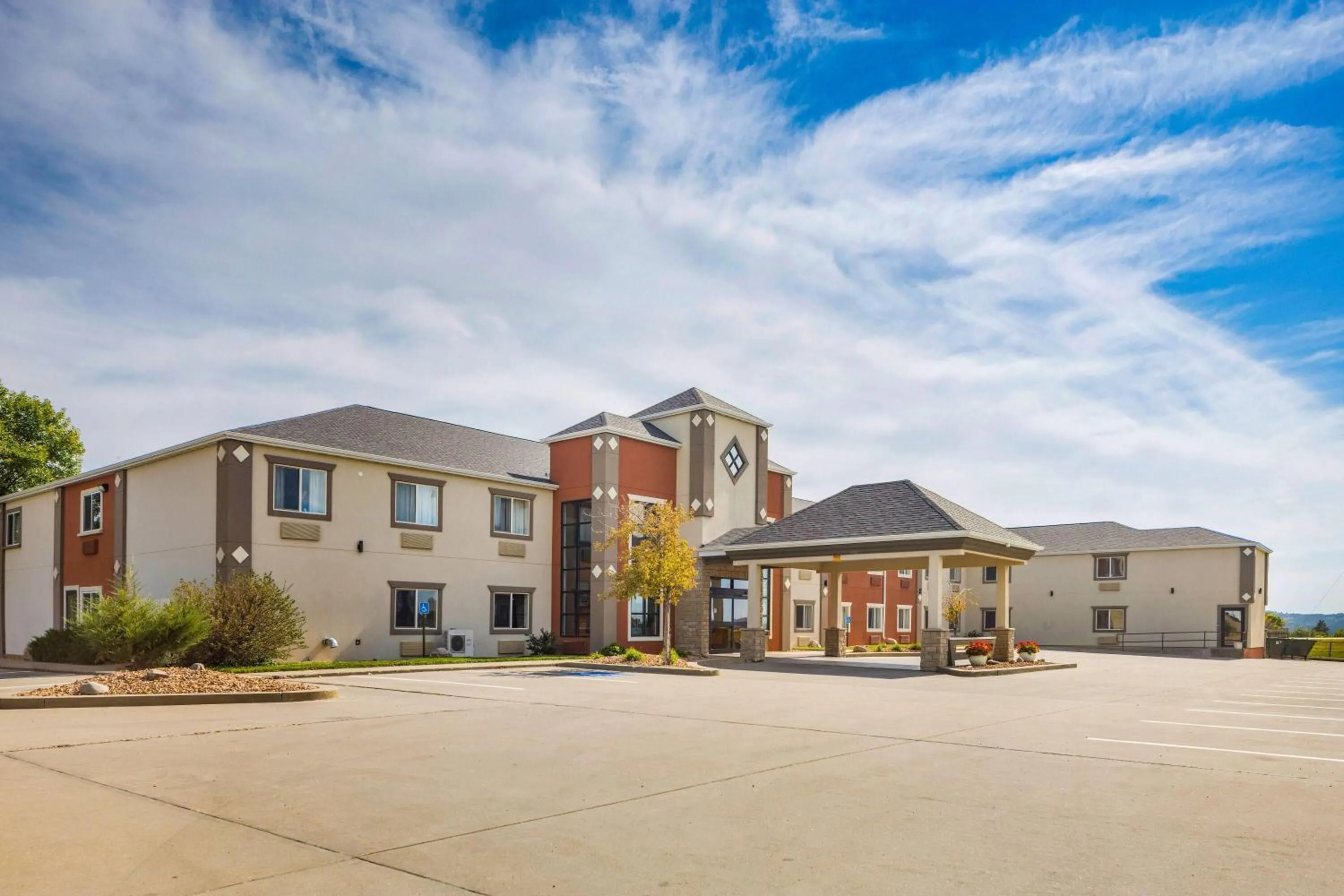 Property building in Howard Johnson by Wyndham Oacoma Hotel & Suites