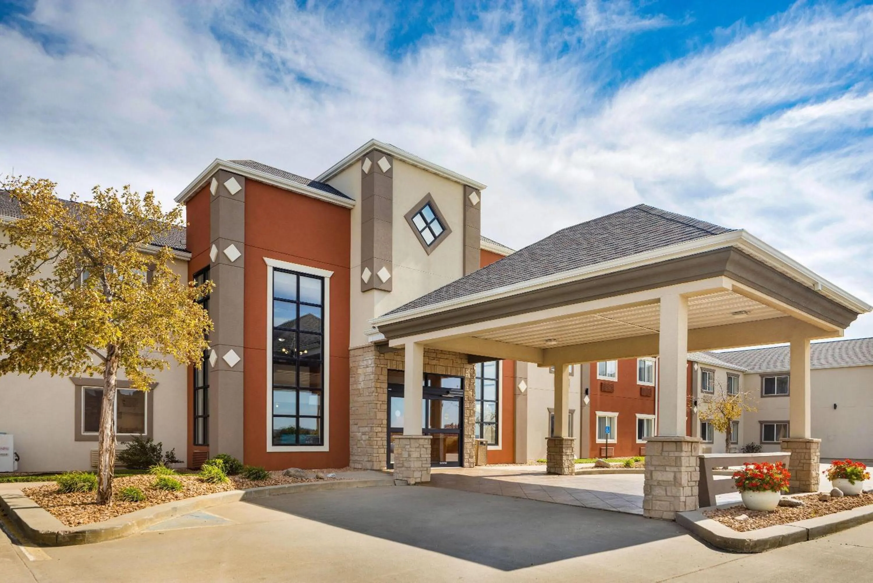 Property building in Howard Johnson by Wyndham Oacoma Hotel & Suites