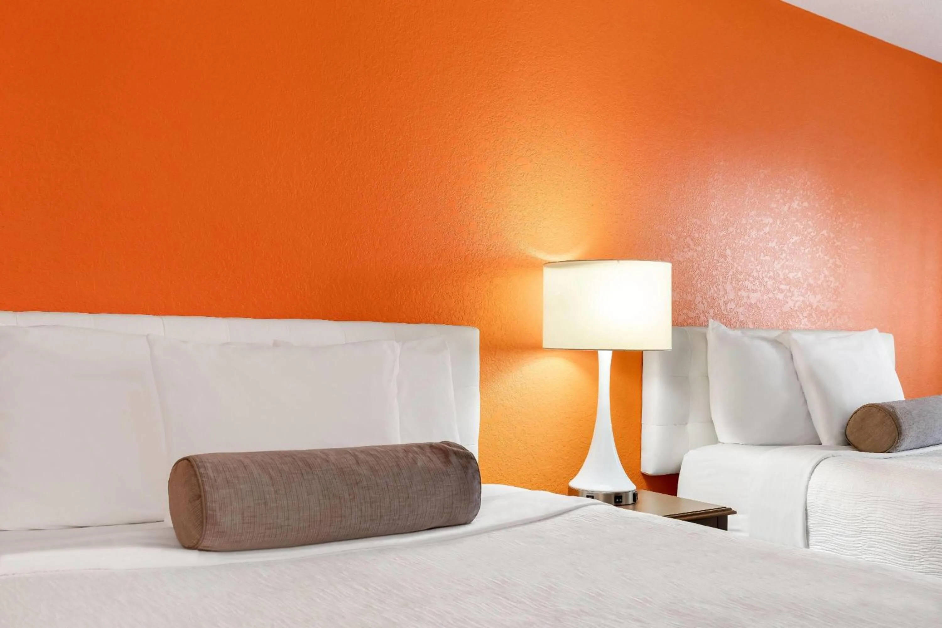Bed in Howard Johnson by Wyndham Oacoma Hotel & Suites