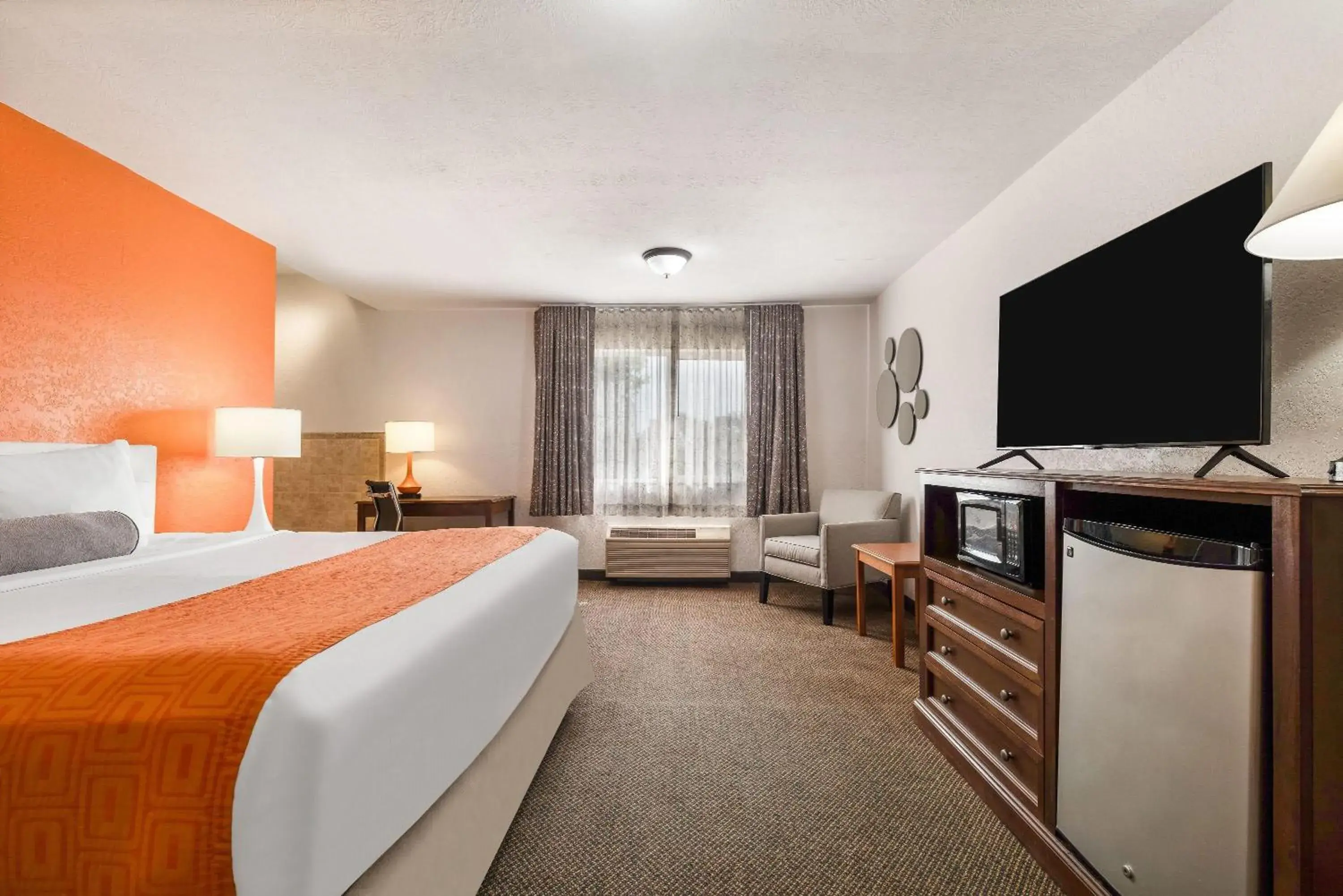 1 King Bed, Studio Suite, Non-Smoking in Howard Johnson by Wyndham Oacoma Hotel & Suites 1 King Bed, Studio Suite, Non-Smoking in Howard Johnson by Wyndham Oacoma Hotel & Suites