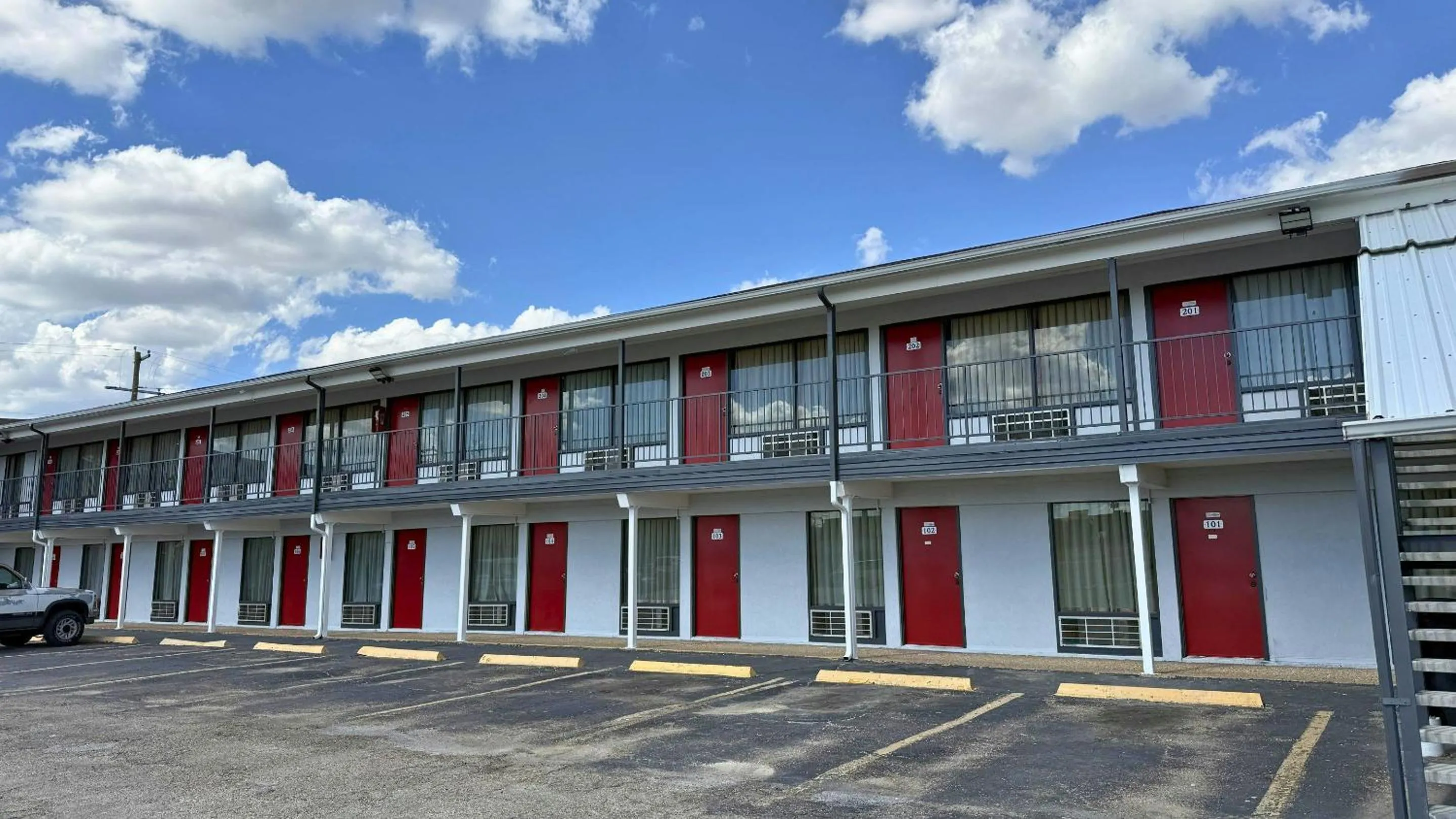 Facade/entrance in Thunderbird Motel Hillsboro
