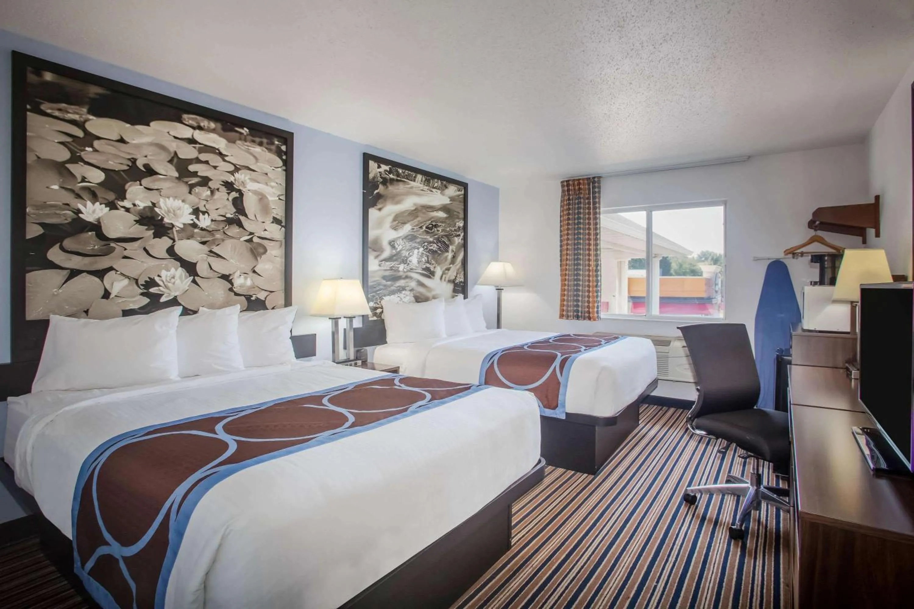 Photo of the whole room, Bed in Super 8 by Wyndham Washington