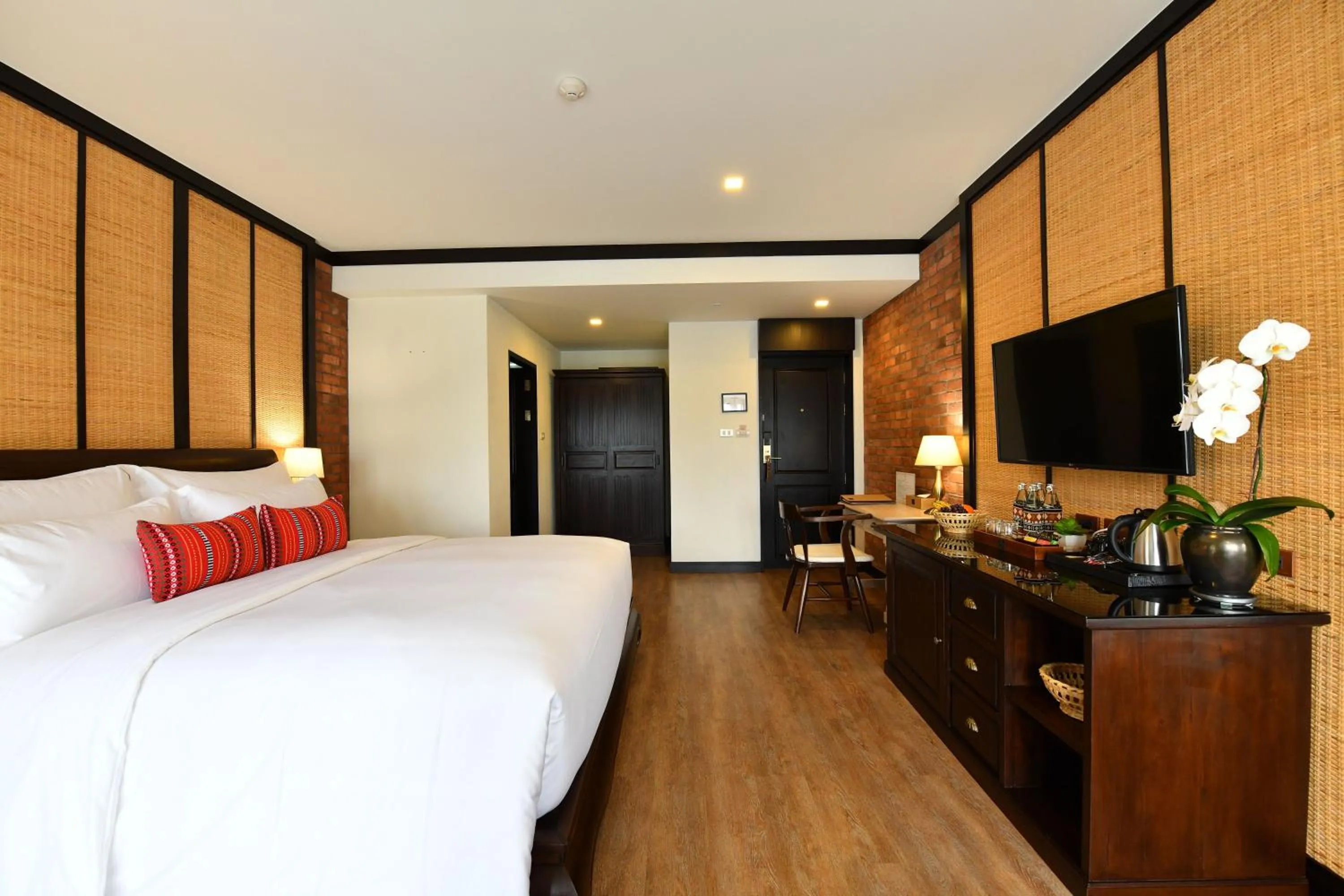 Photo of the whole room, Bed in El Barrio Lanna