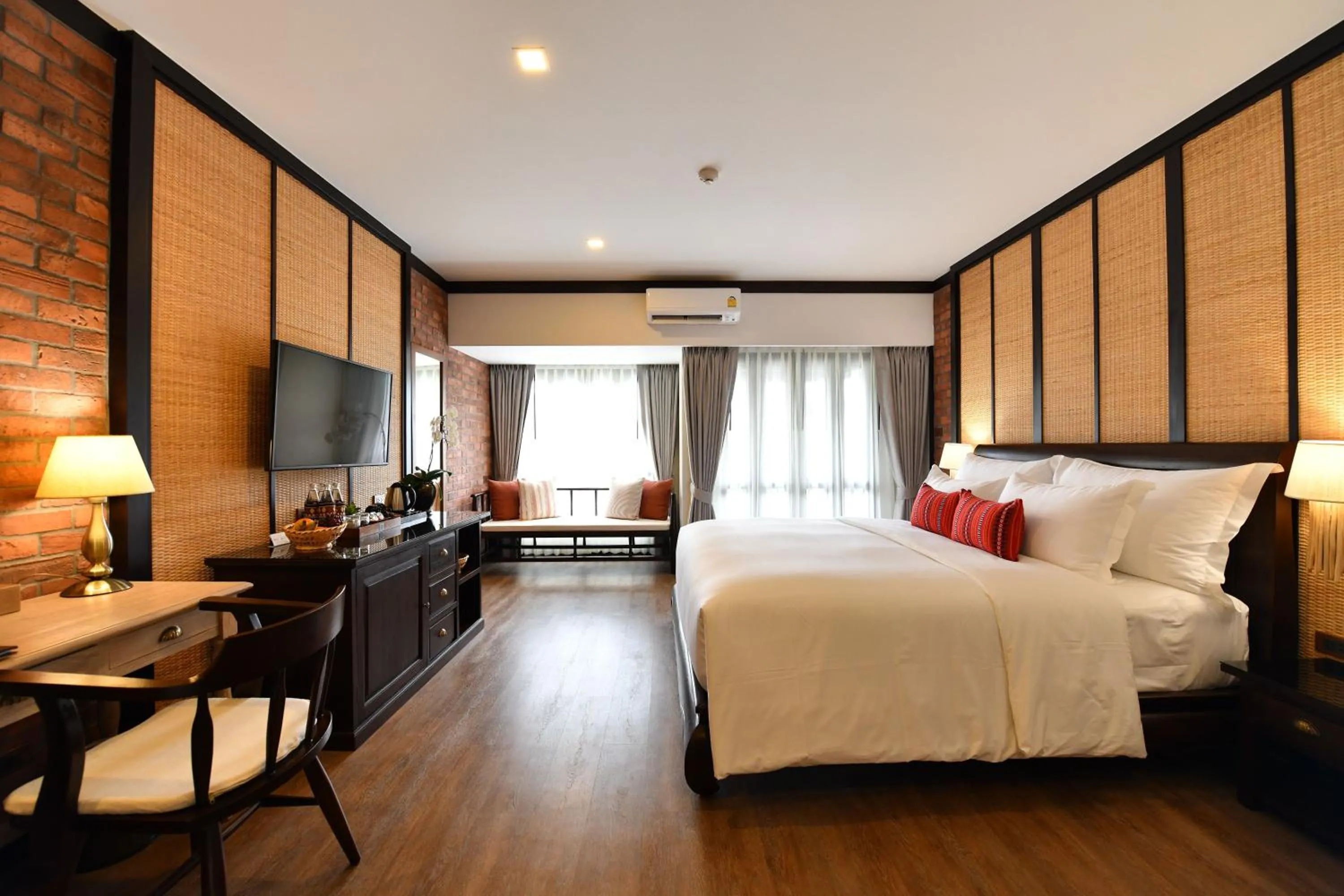 Photo of the whole room, Bed in El Barrio Lanna