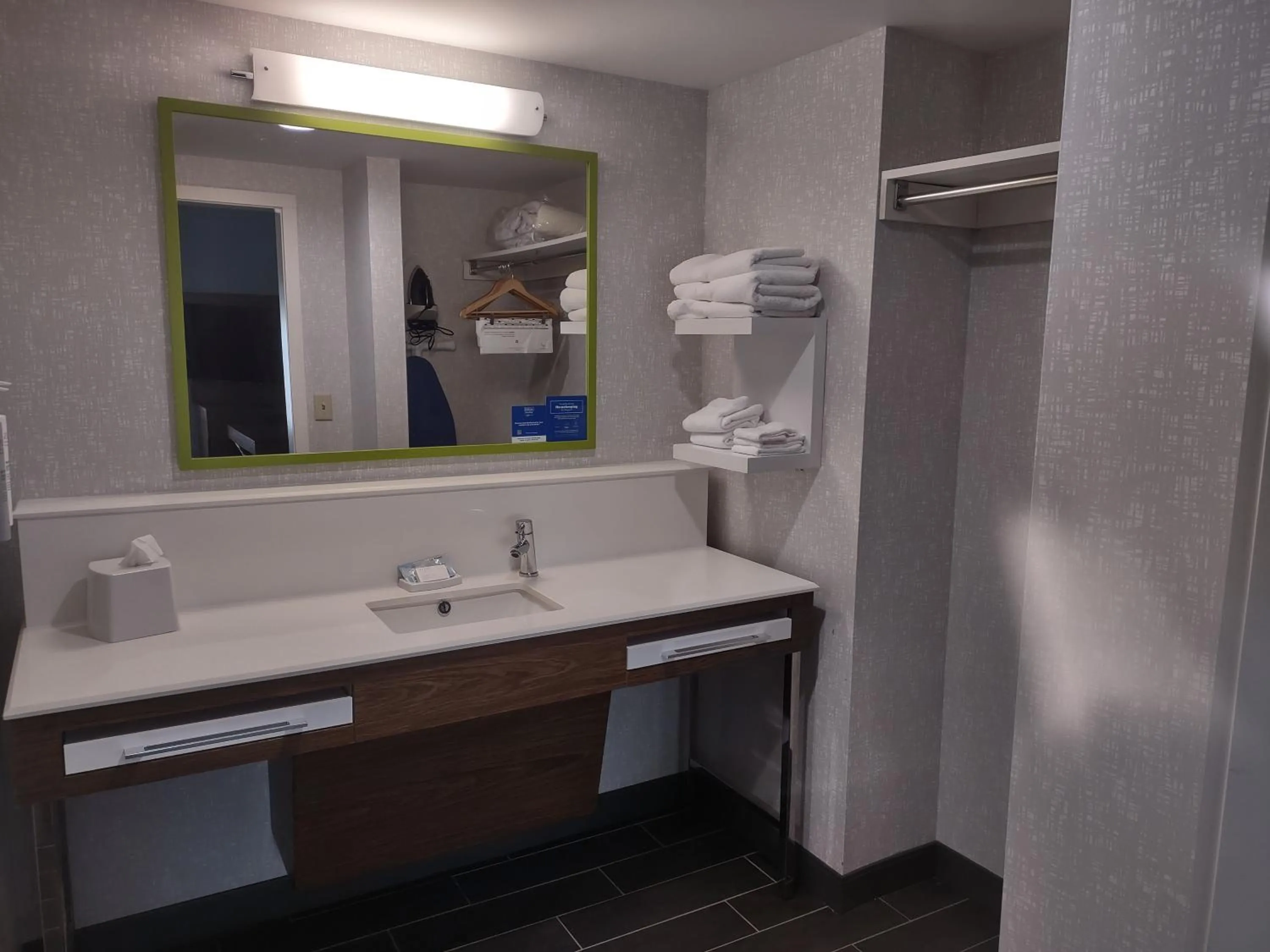 Bathroom in Hampton Inn & Suites Pittsburgh New Stanton PA