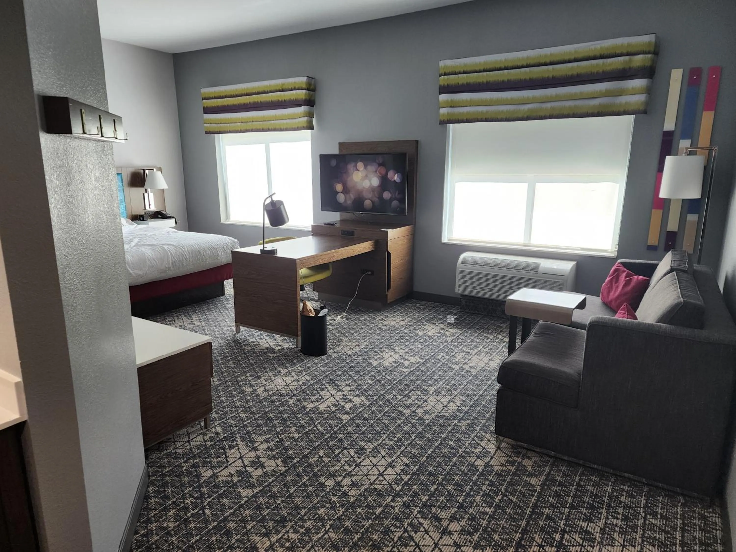 Seating area, Bed in Hampton Inn & Suites Pittsburgh New Stanton PA