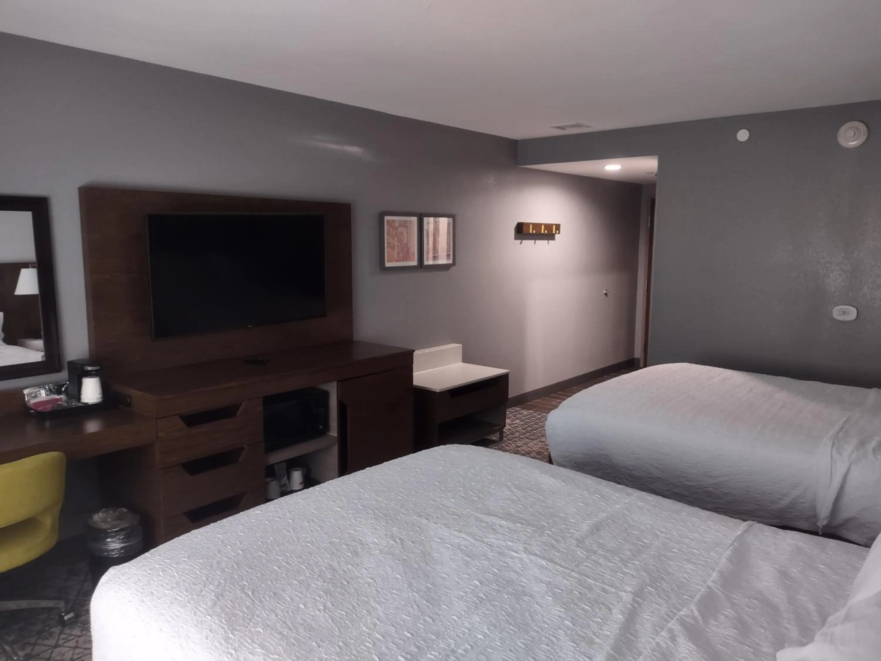 Bed in Hampton Inn & Suites Pittsburgh New Stanton PA