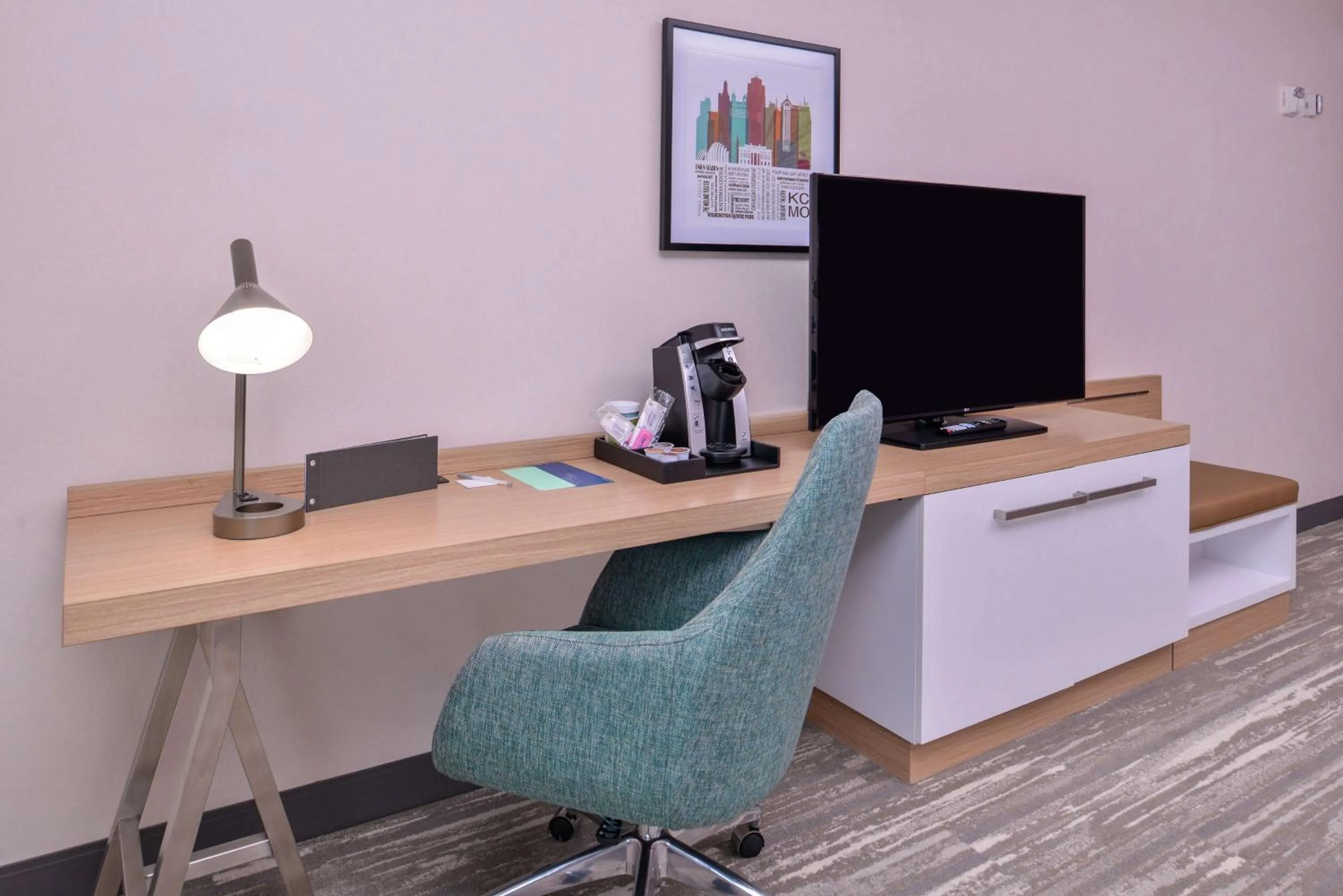 Bedroom in Hilton Garden Inn Kansas City Airport Mo