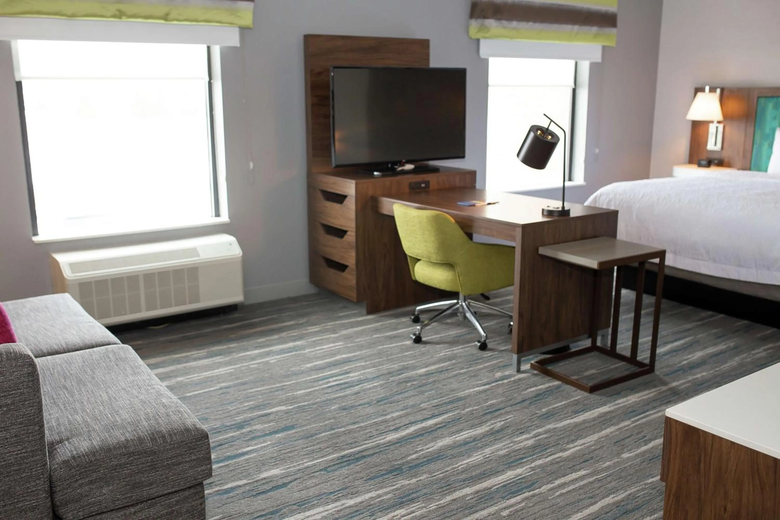 Bedroom, Bed in Hampton Inn and Suites Dundee