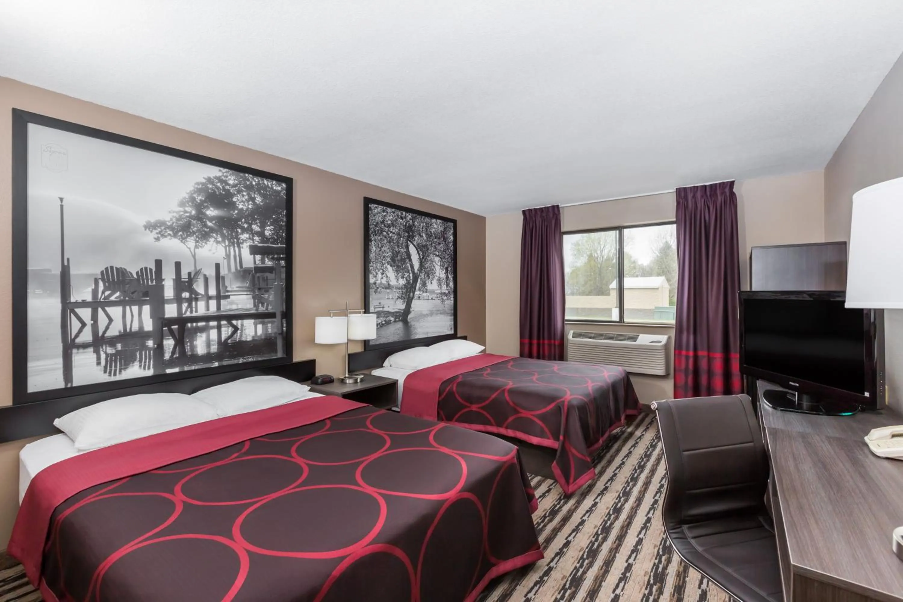 Photo of the whole room, Bed in Super 8 by Wyndham Spirit Lake/Okoboji