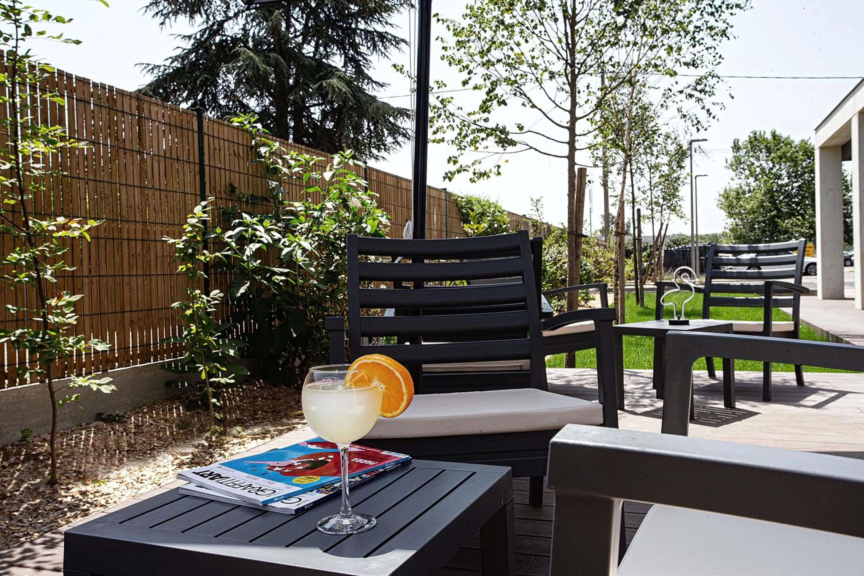 Patio in OSKO Hôtel Toulouse Aéroport