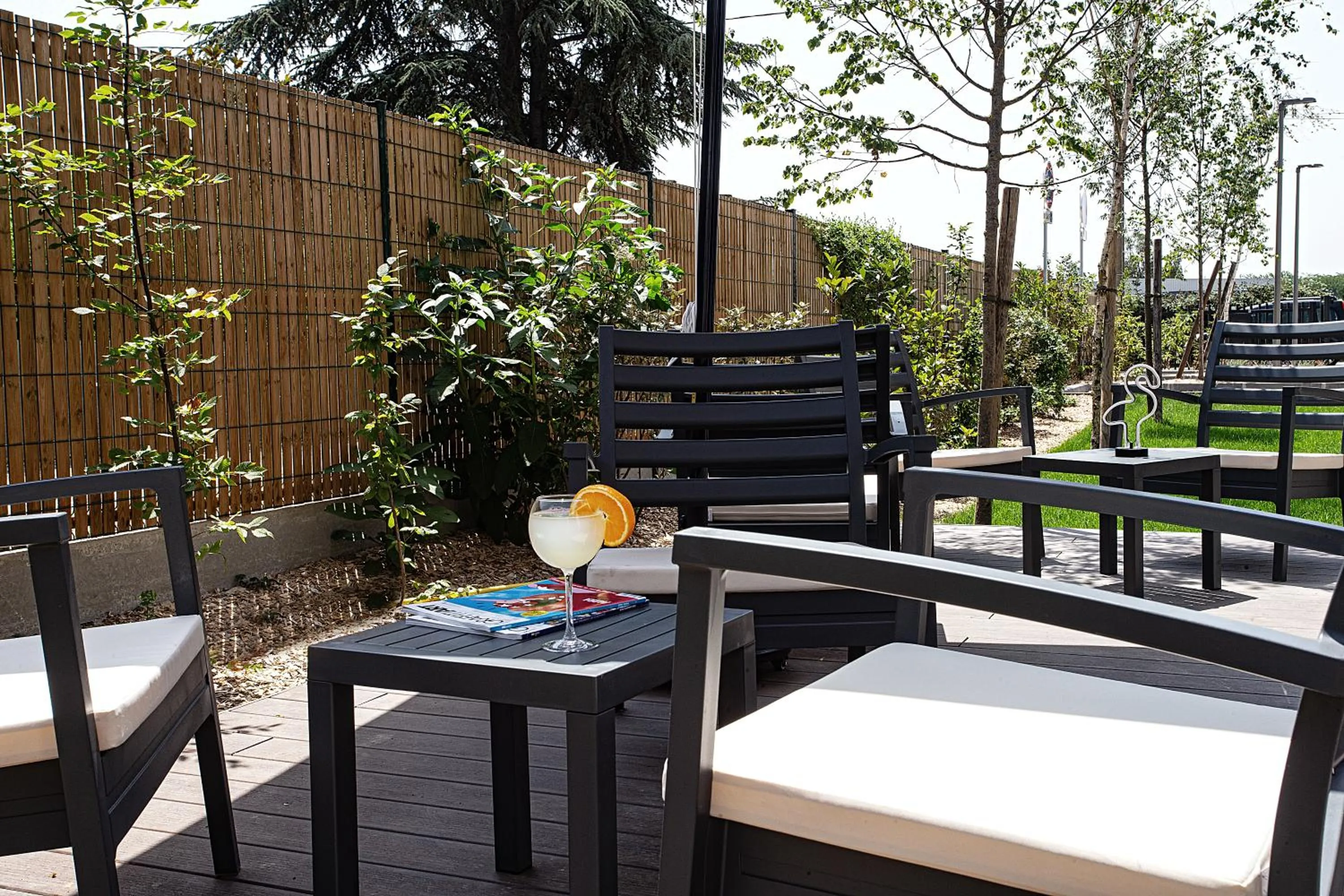 Patio in OSKO Hôtel Toulouse Aéroport