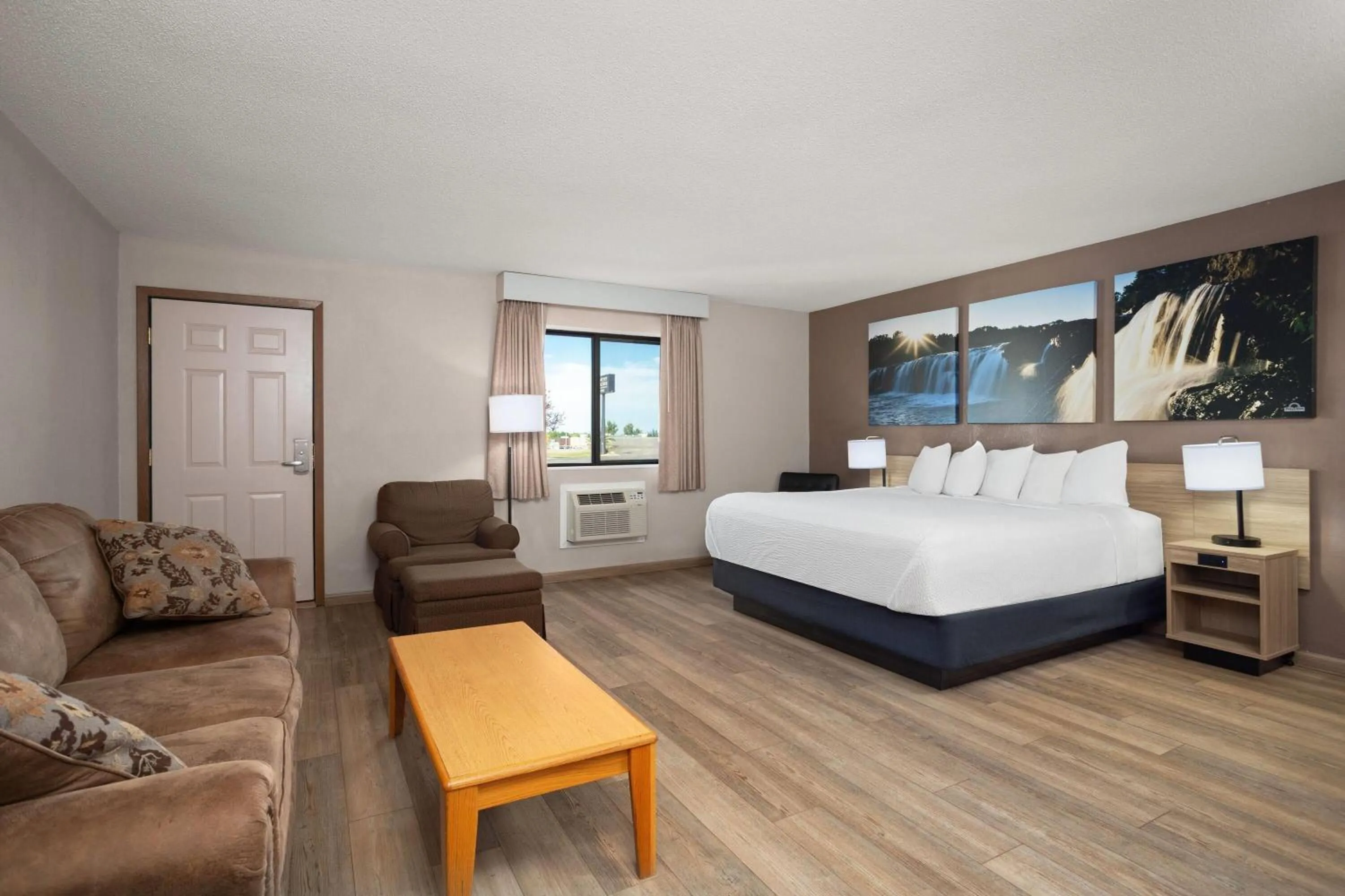 Photo of the whole room, Bed in Days Inn by Wyndham Spearfish