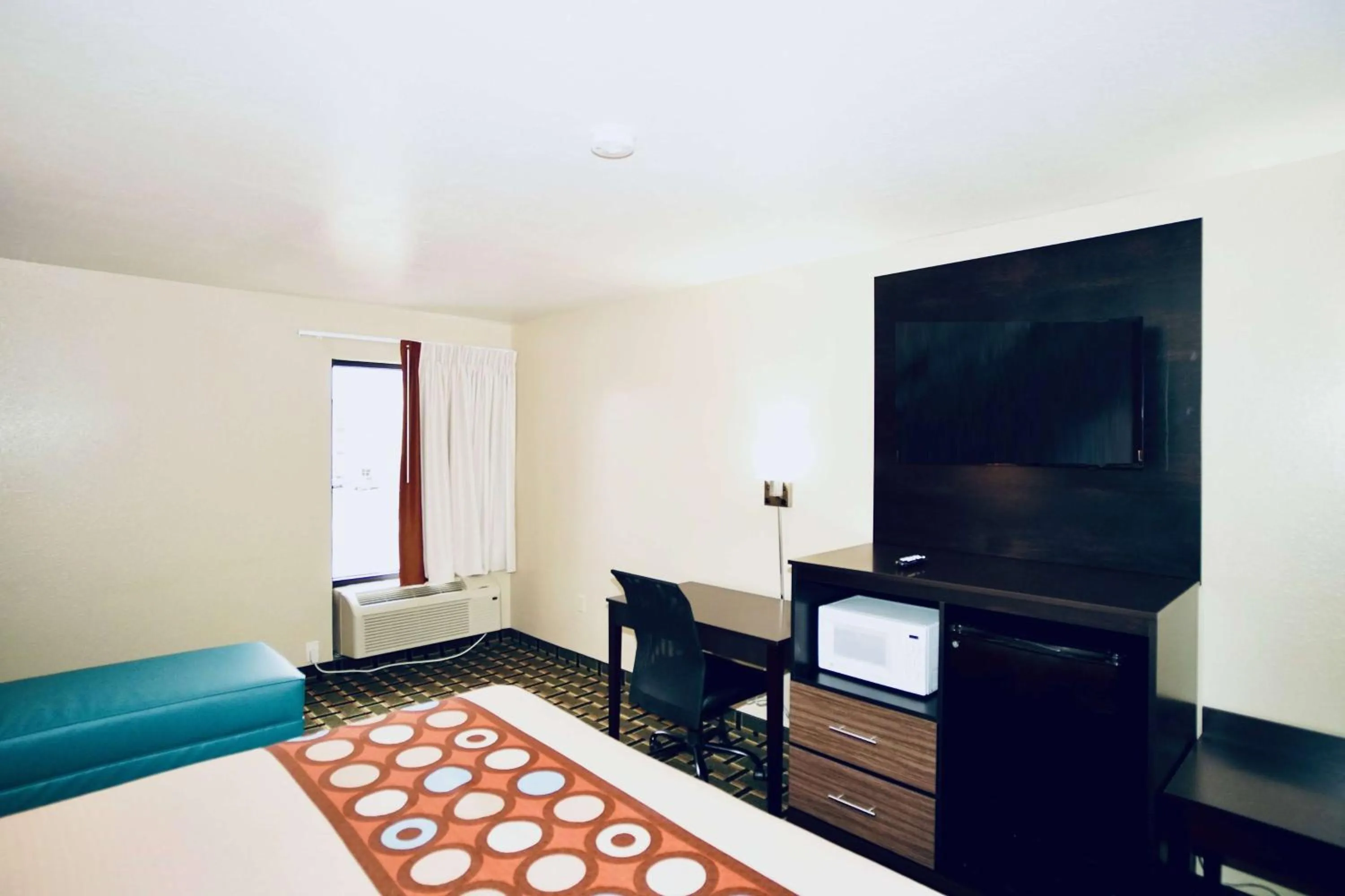 Photo of the whole room, Bed in Super 8 by Wyndham Crossville TN