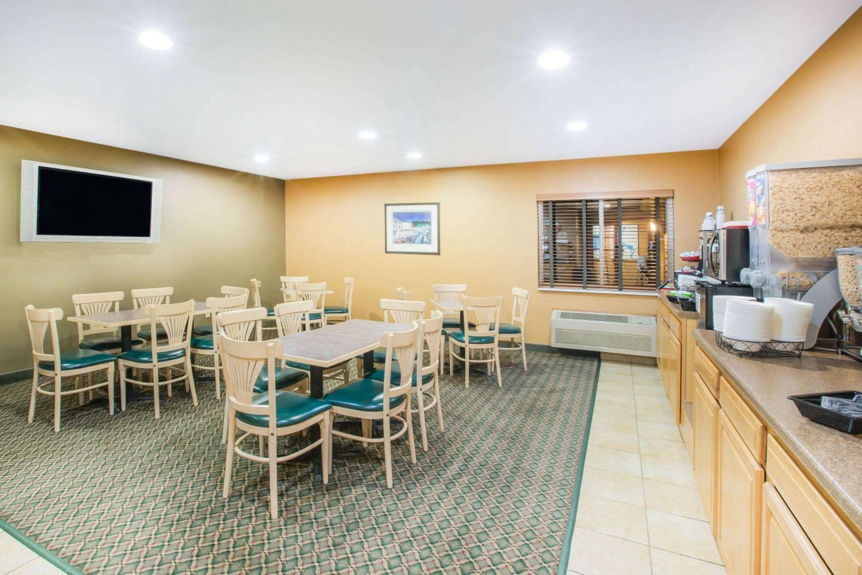 Breakfast in Ramada by Wyndham Spirit Lake/Okoboji