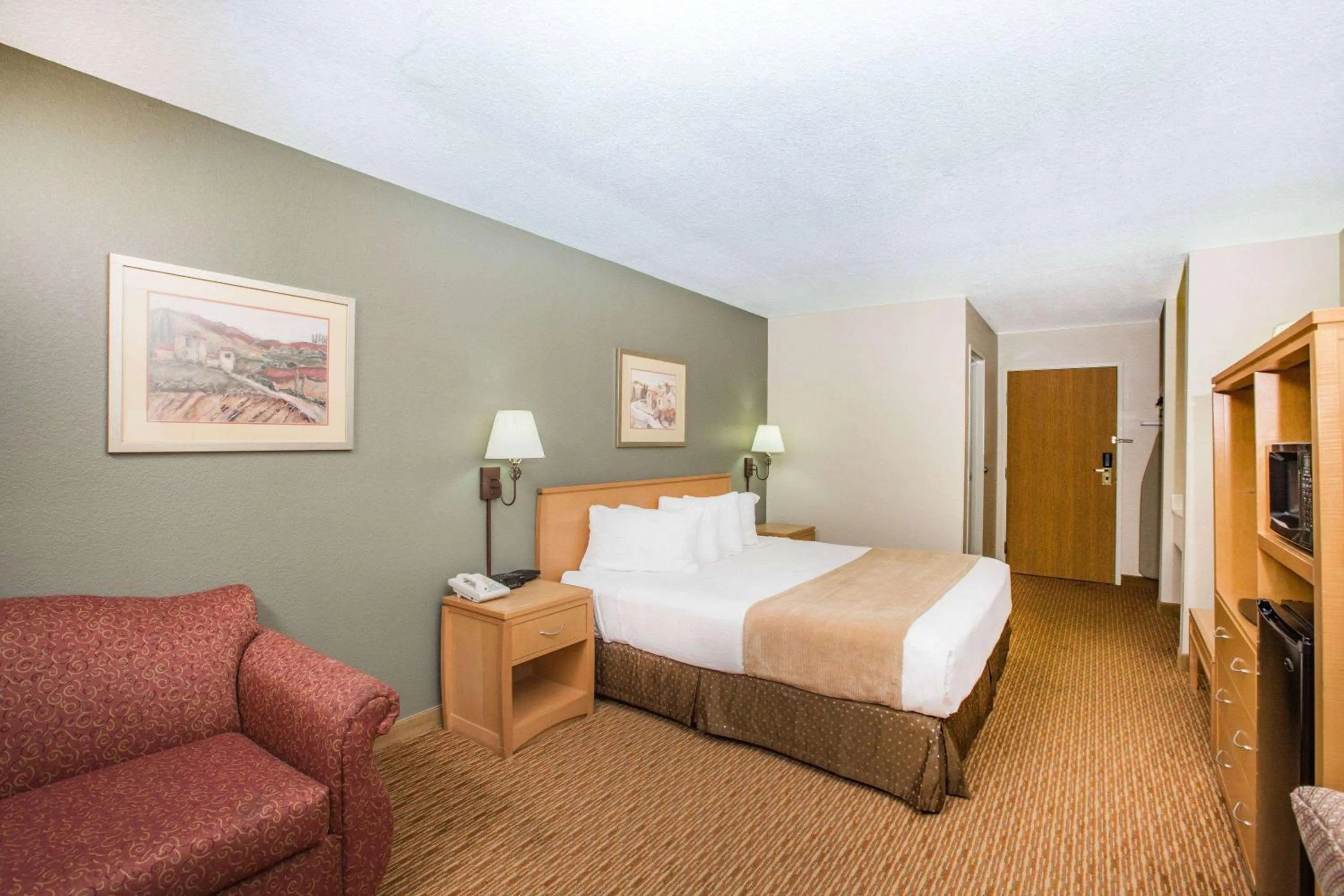 Photo of the whole room, Bed in Ramada by Wyndham Spirit Lake/Okoboji