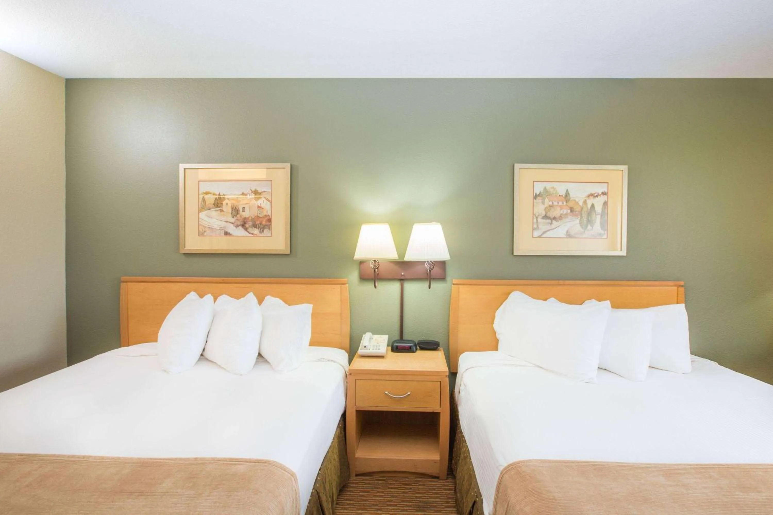 Photo of the whole room, Bed in Ramada by Wyndham Spirit Lake/Okoboji
