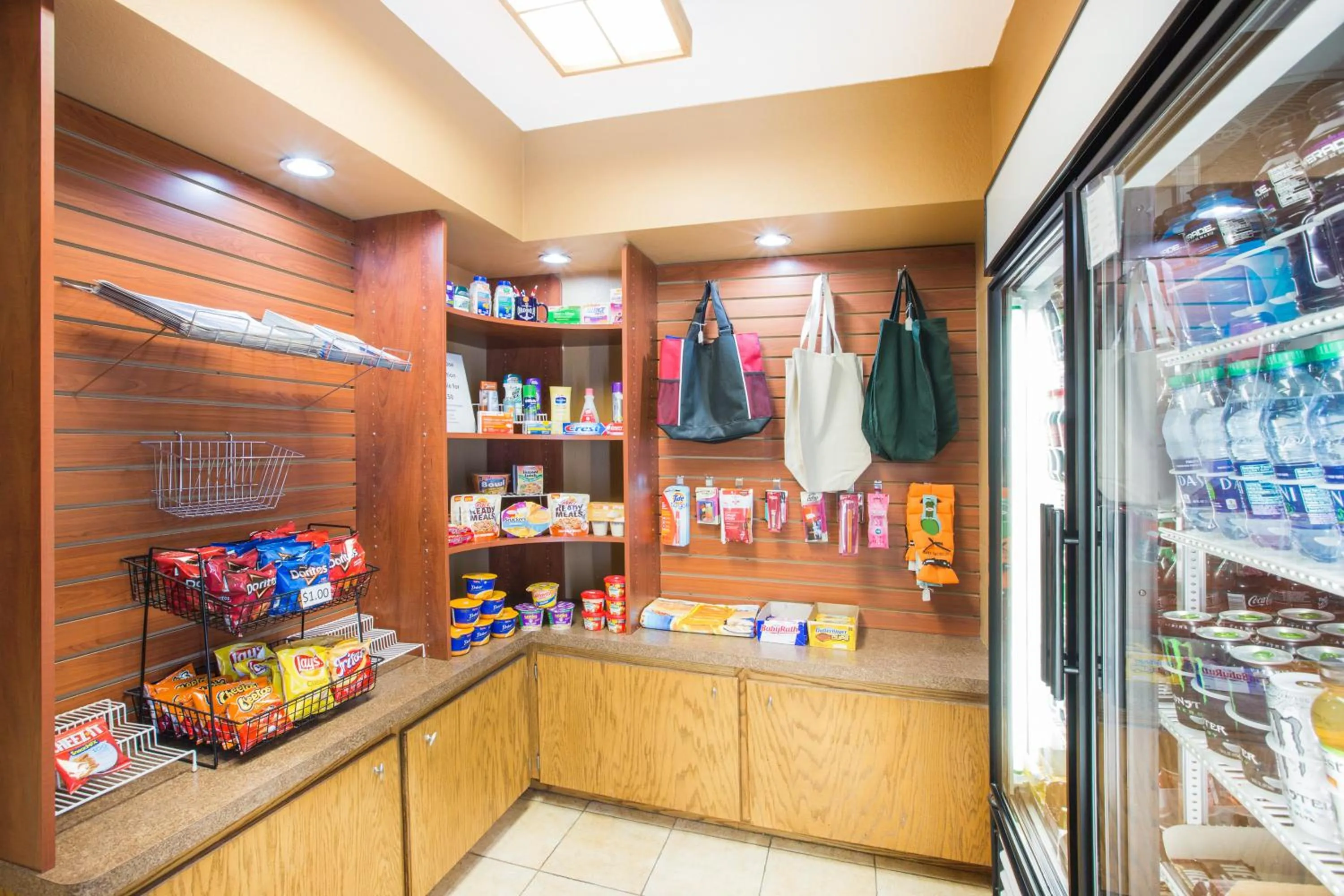 On-site shops in Ramada by Wyndham Spirit Lake/Okoboji