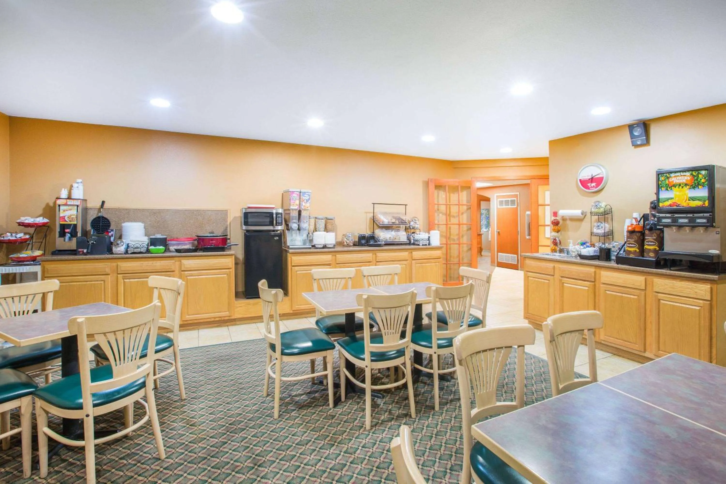 Breakfast in Ramada by Wyndham Spirit Lake/Okoboji