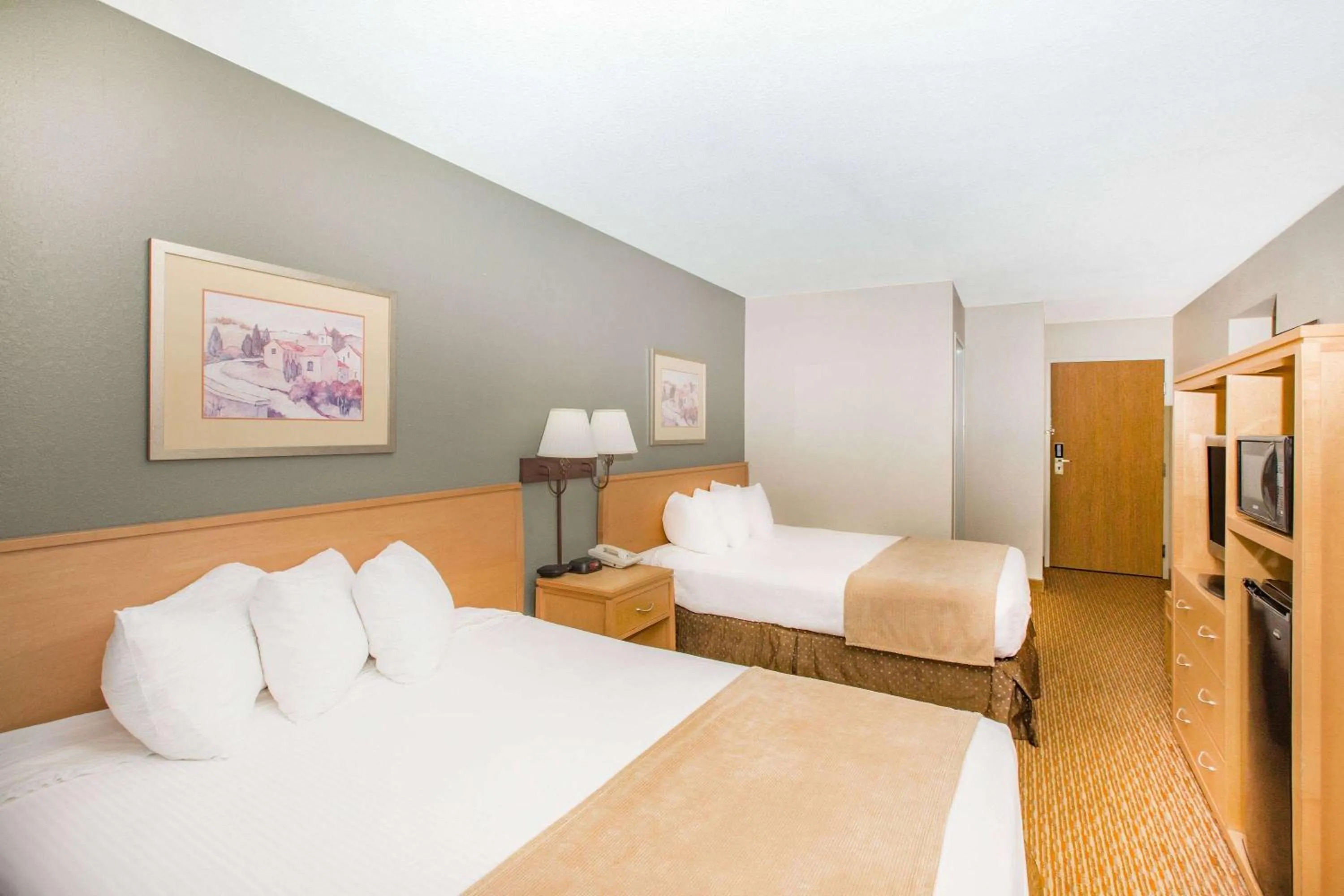Photo of the whole room, Bed in Ramada by Wyndham Spirit Lake/Okoboji