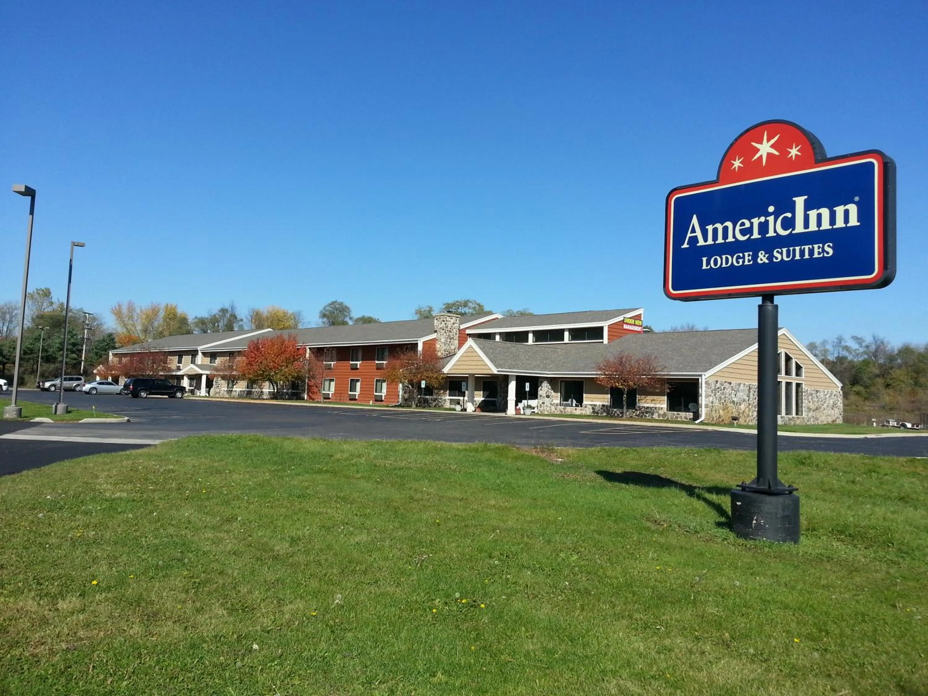 Facade/entrance in AmericInn by Wyndham Burlington