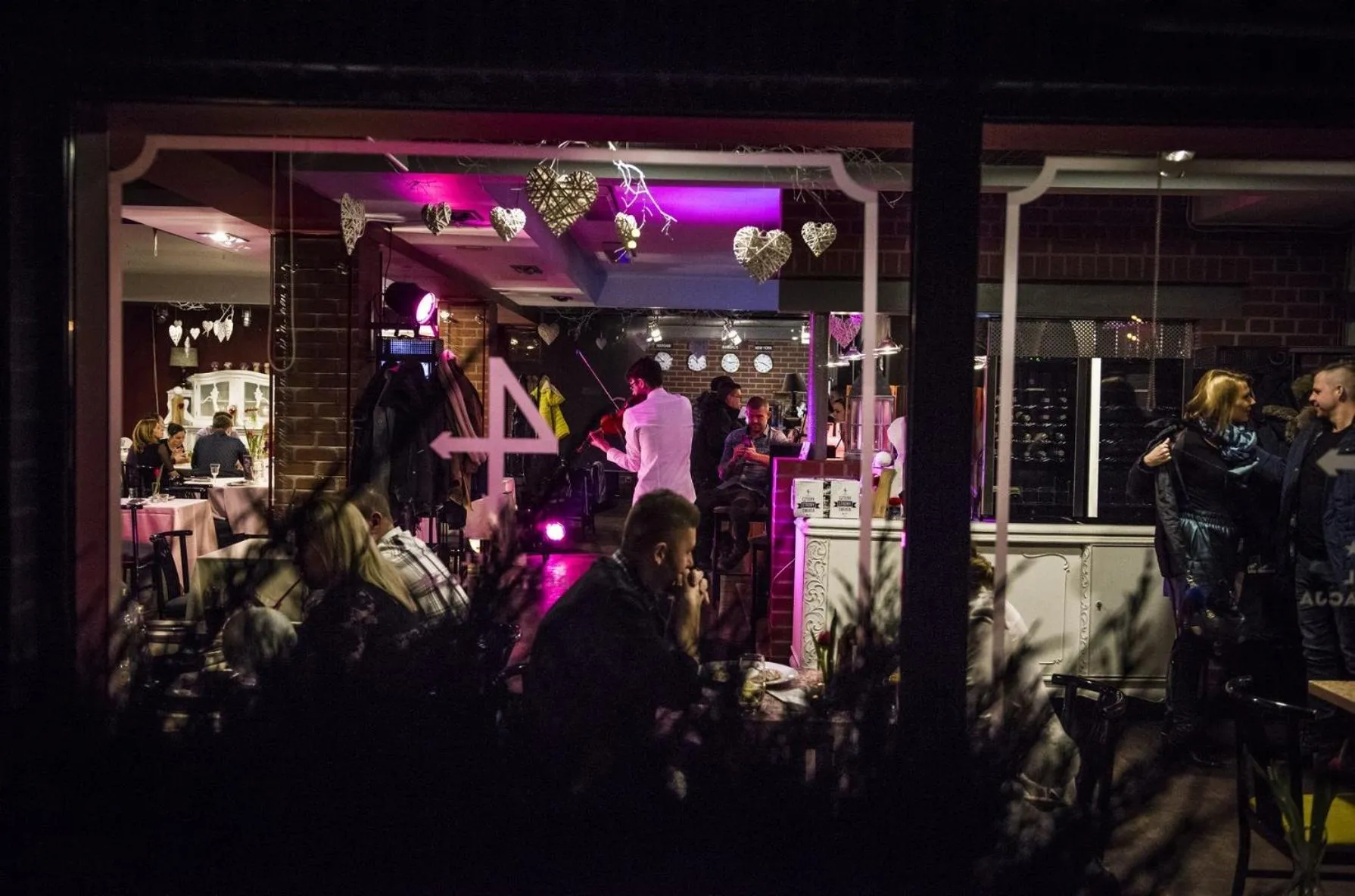 Restaurant/places to eat in Hotel 4