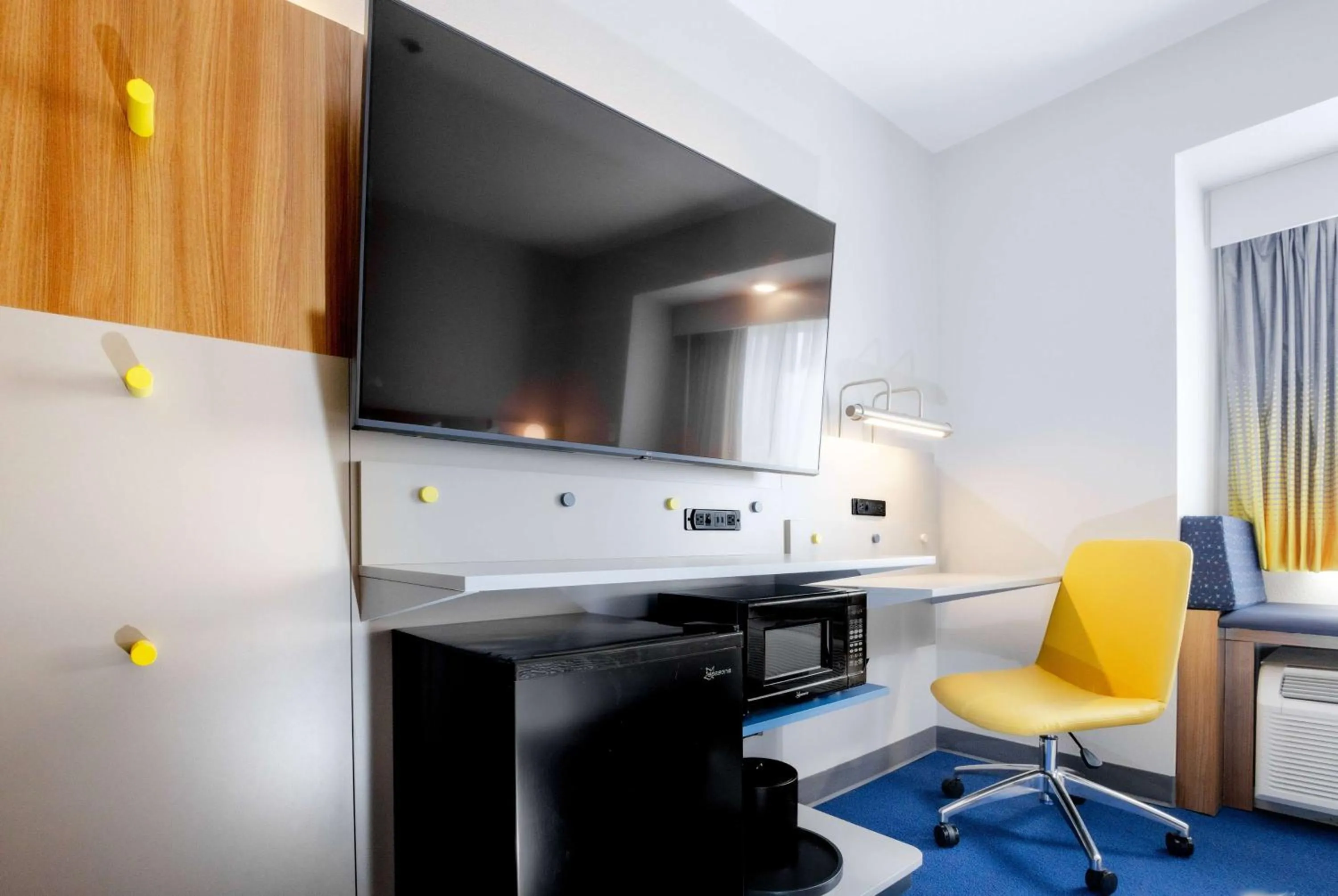 TV and multimedia in Microtel Inn & Suites by Wyndham Olean