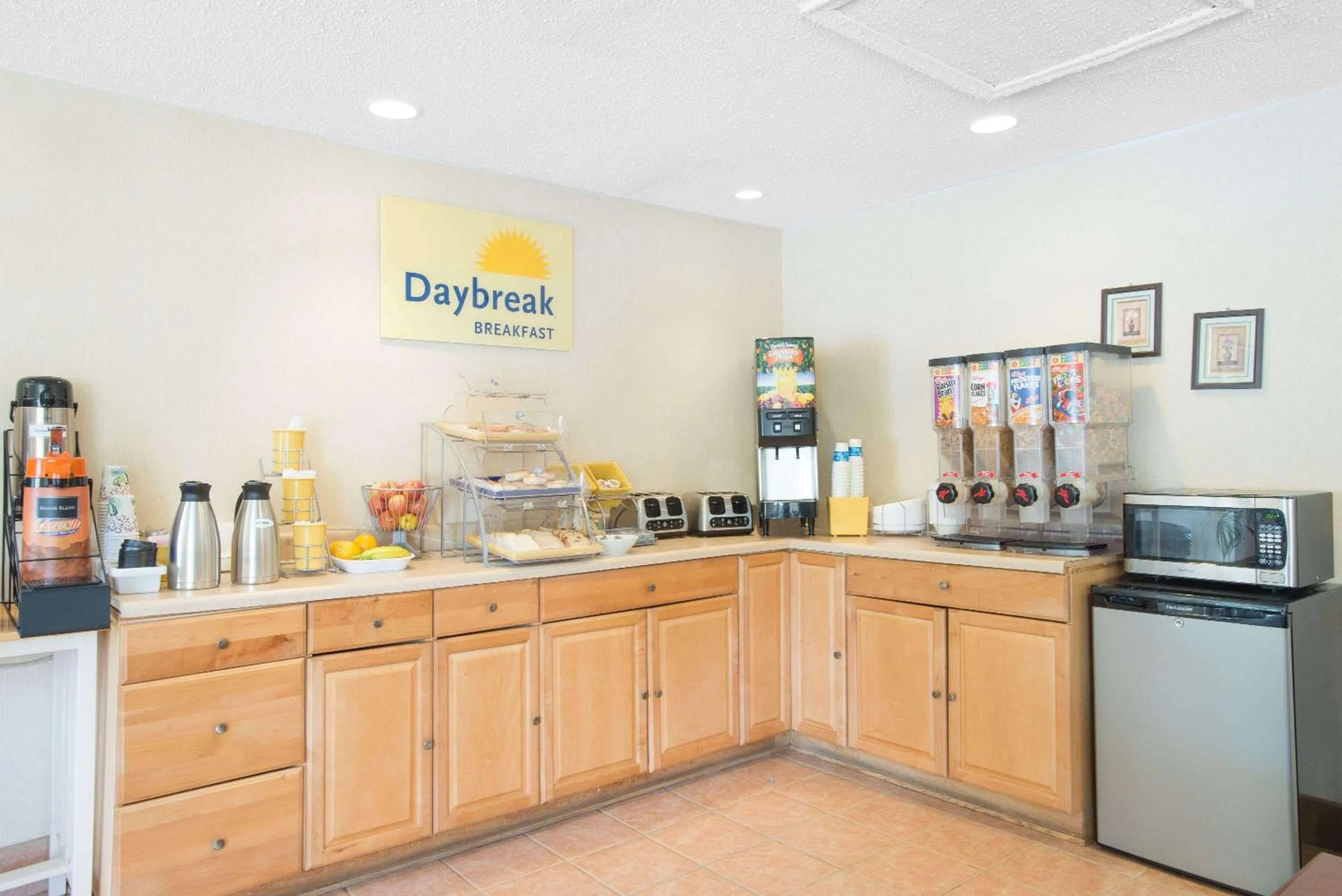 Restaurant/places to eat, Kitchen/Kitchenette in Days Inn by Wyndham Auburn/Finger Lakes Region