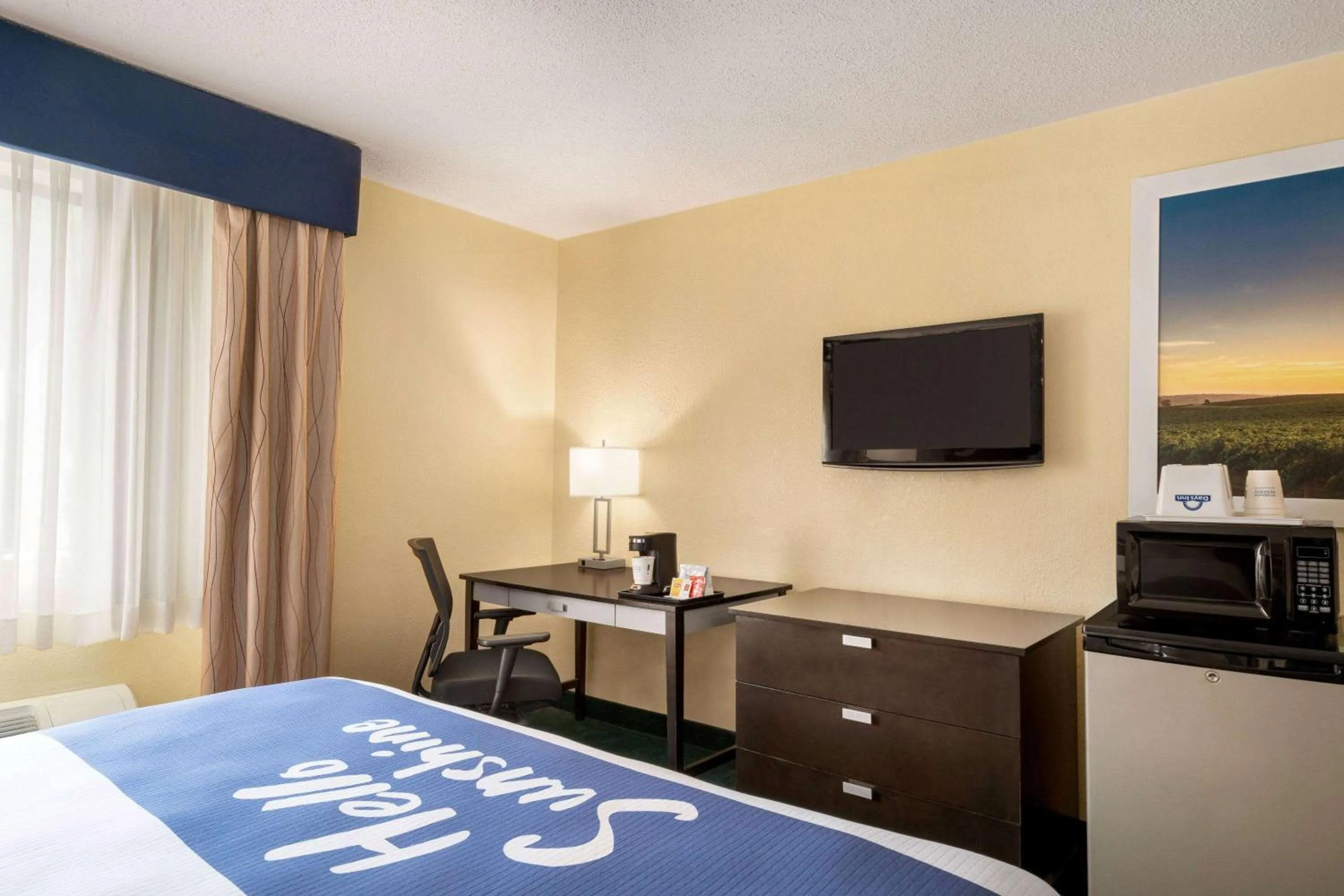 Photo of the whole room, TV/Entertainment Center in Days Inn by Wyndham Auburn/Finger Lakes Region