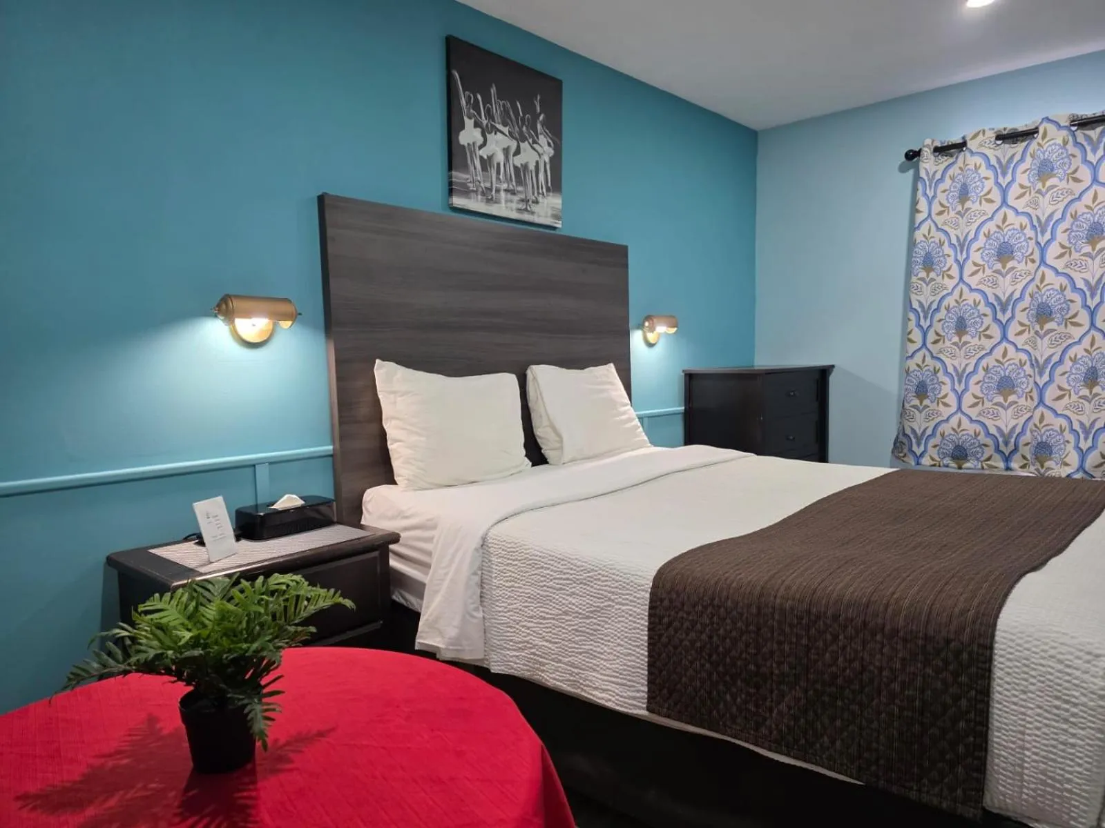 Dining area, Bed in Lakeview Motel & Cottage