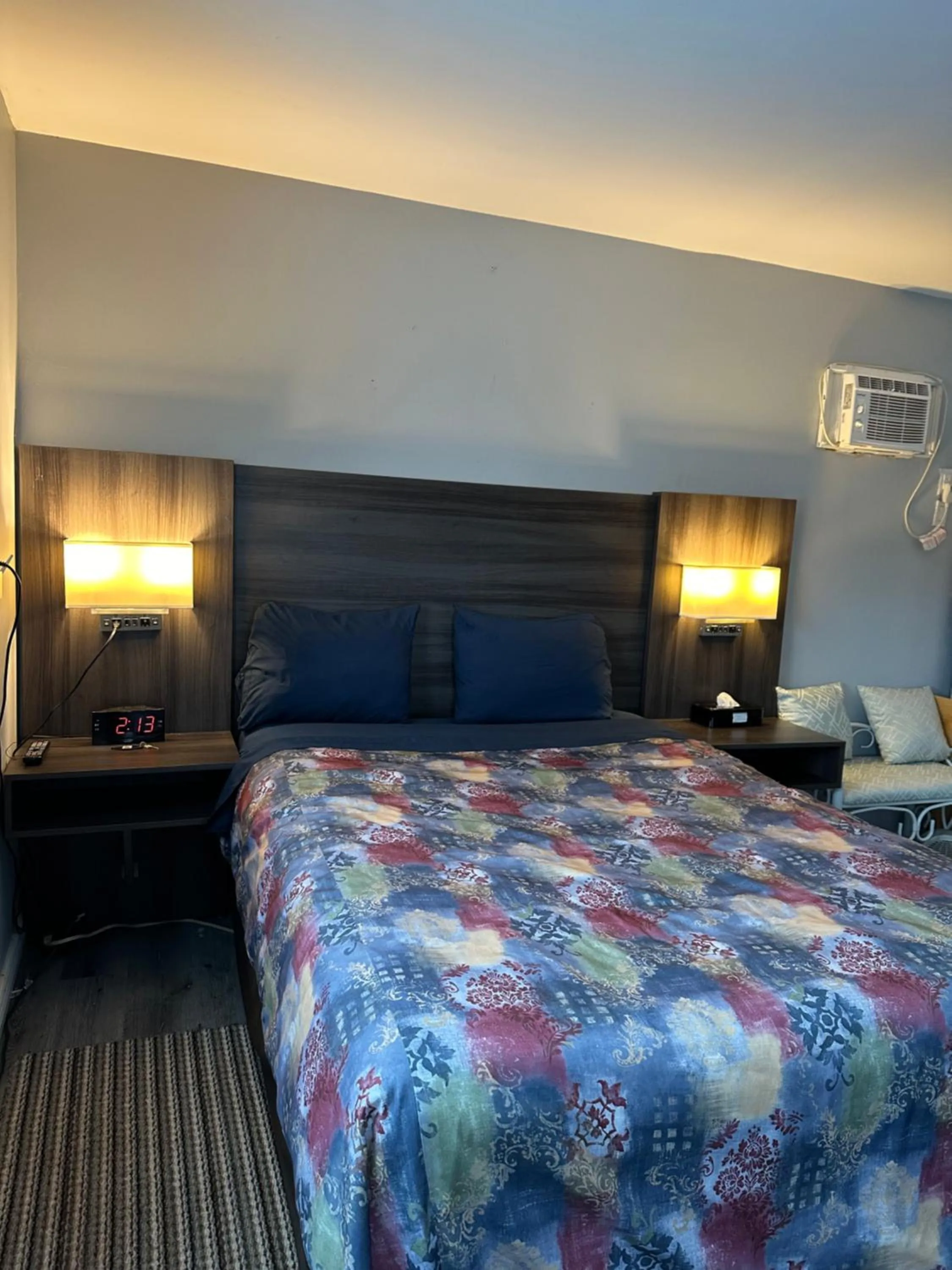 Bed in Lakeview Motel & Cottage