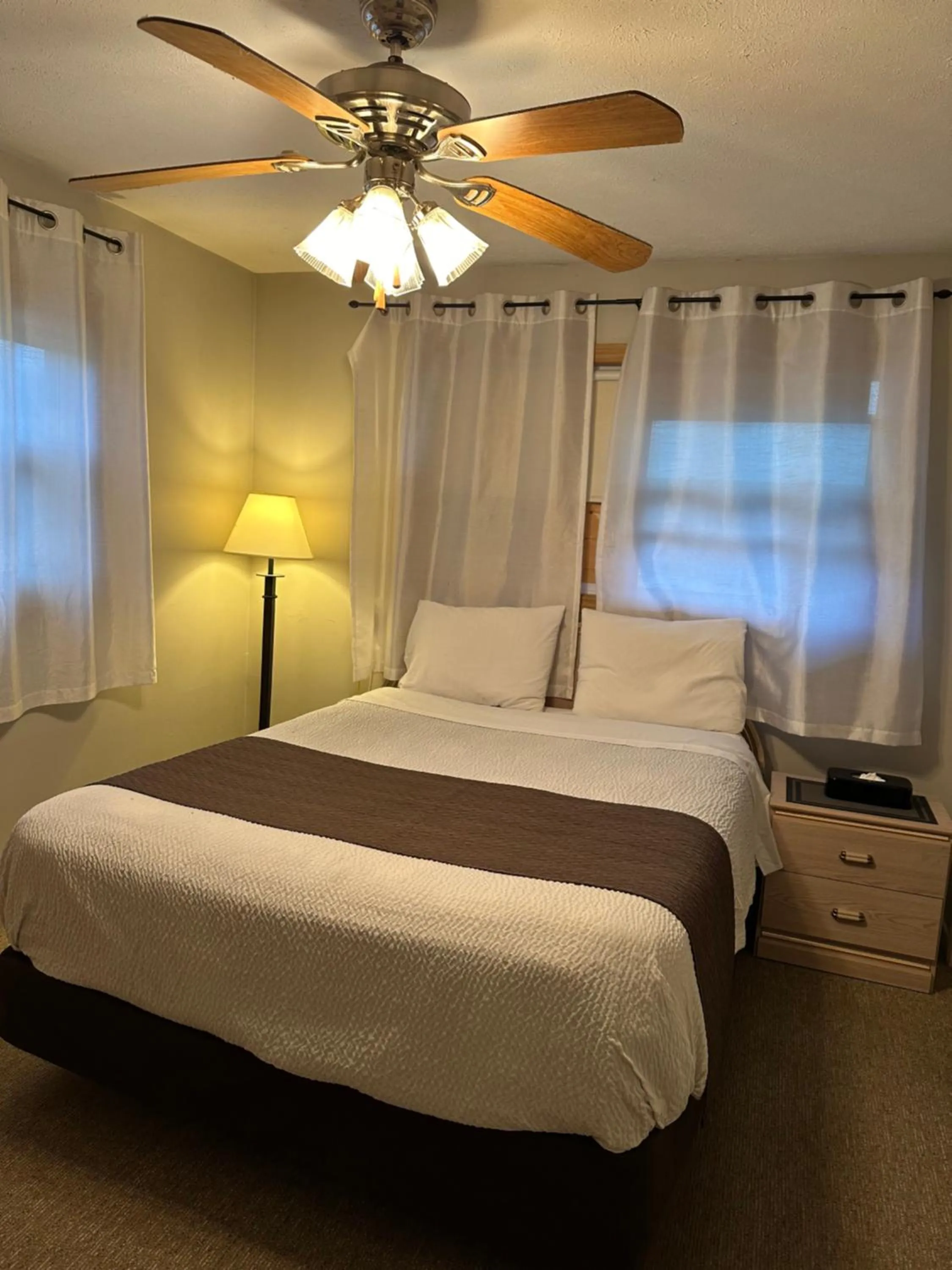 Bed in Lakeview Motel & Cottage