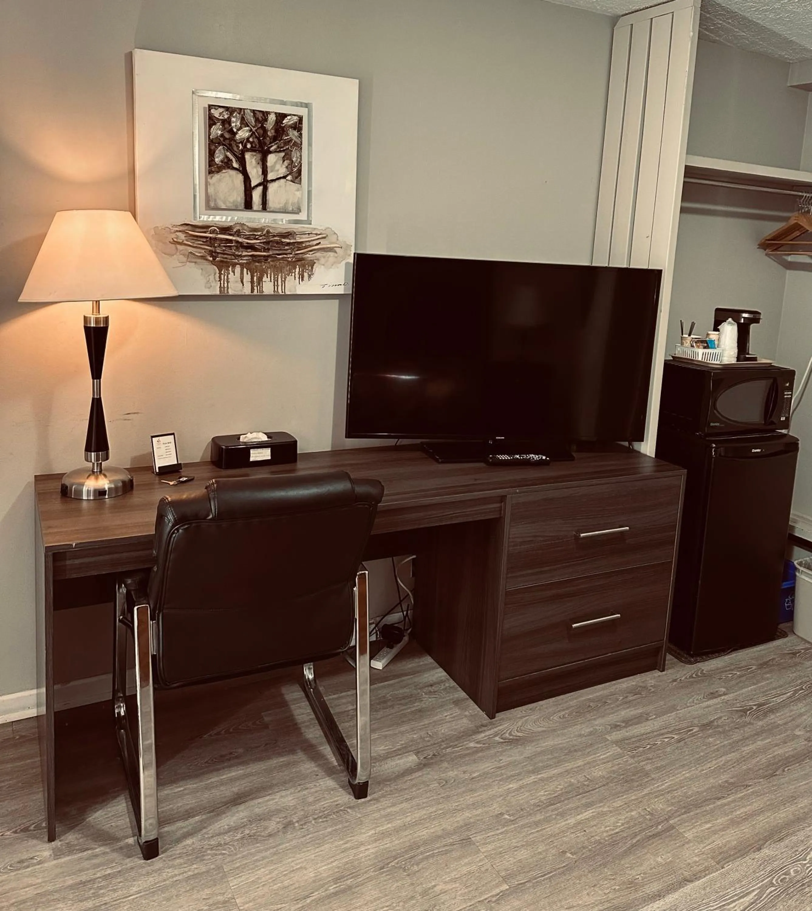 TV and multimedia in Lakeview Motel & Cottage