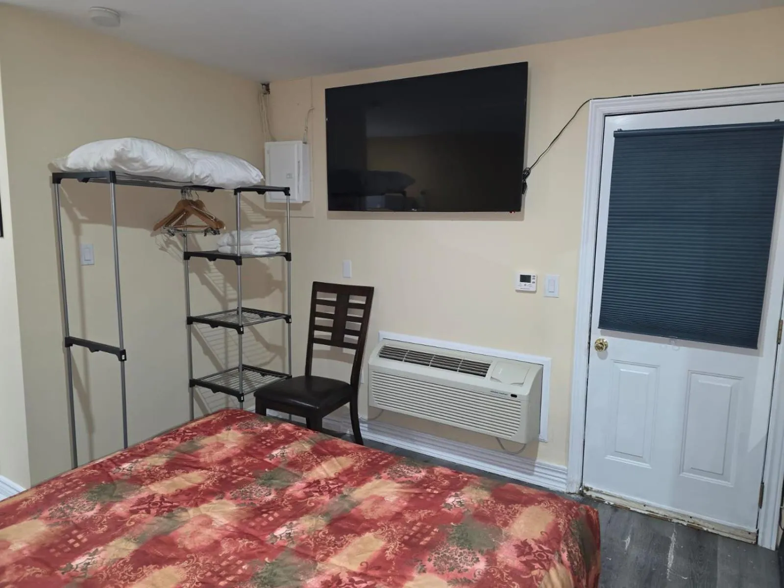 TV and multimedia, Bed in Lakeview Motel & Cottage