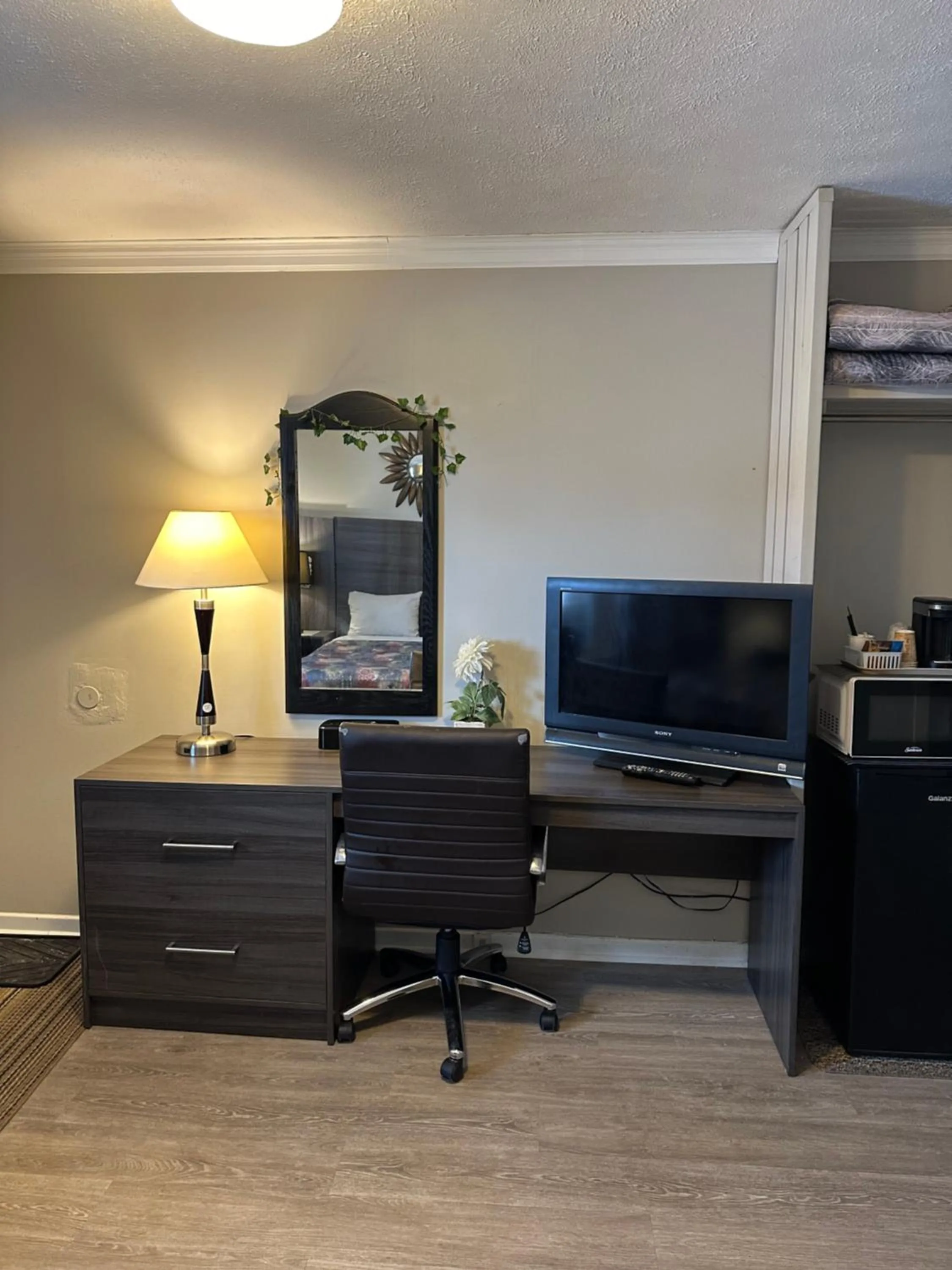 TV and multimedia in Lakeview Motel & Cottage