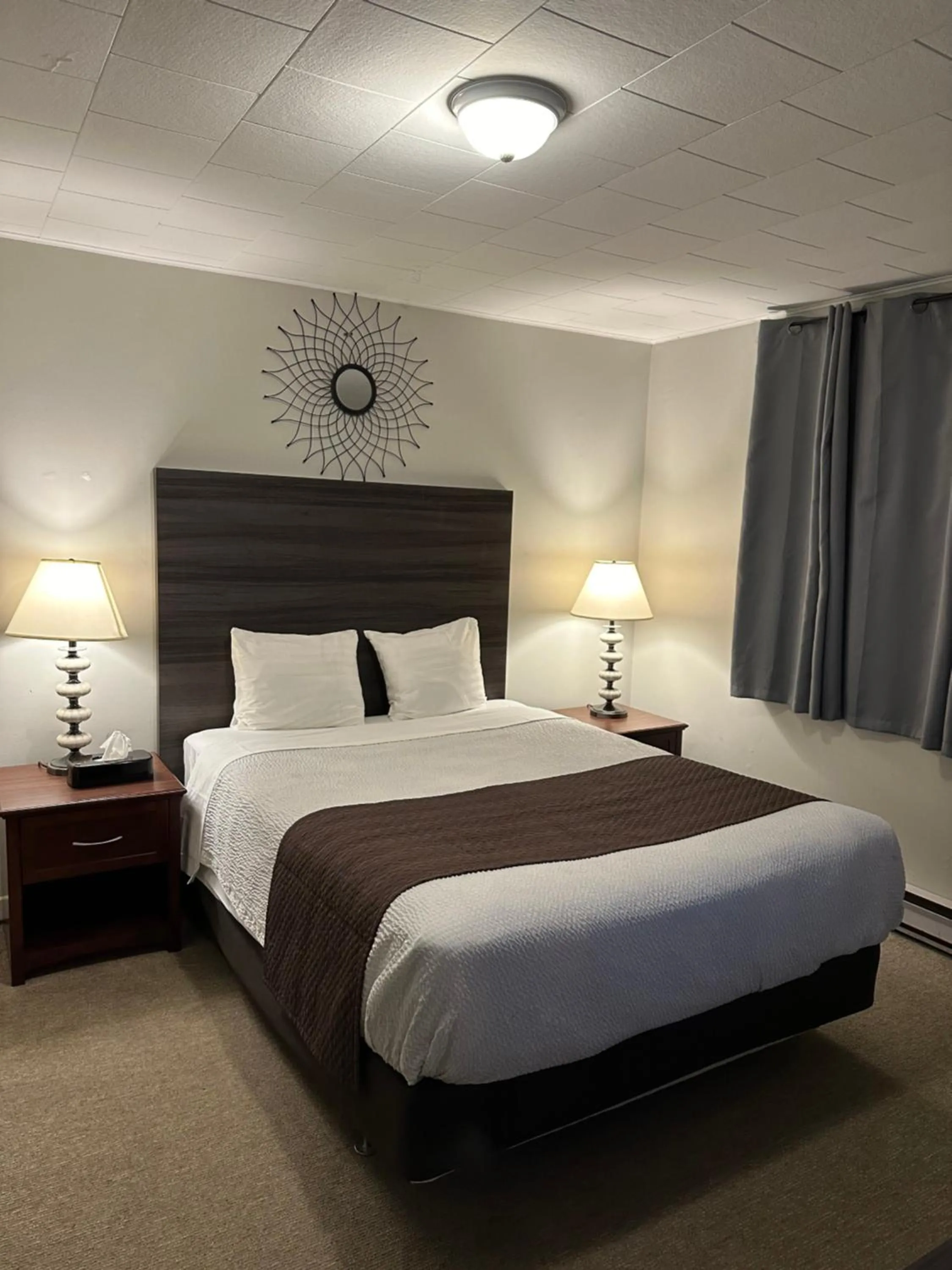 Bed in Lakeview Motel & Cottage