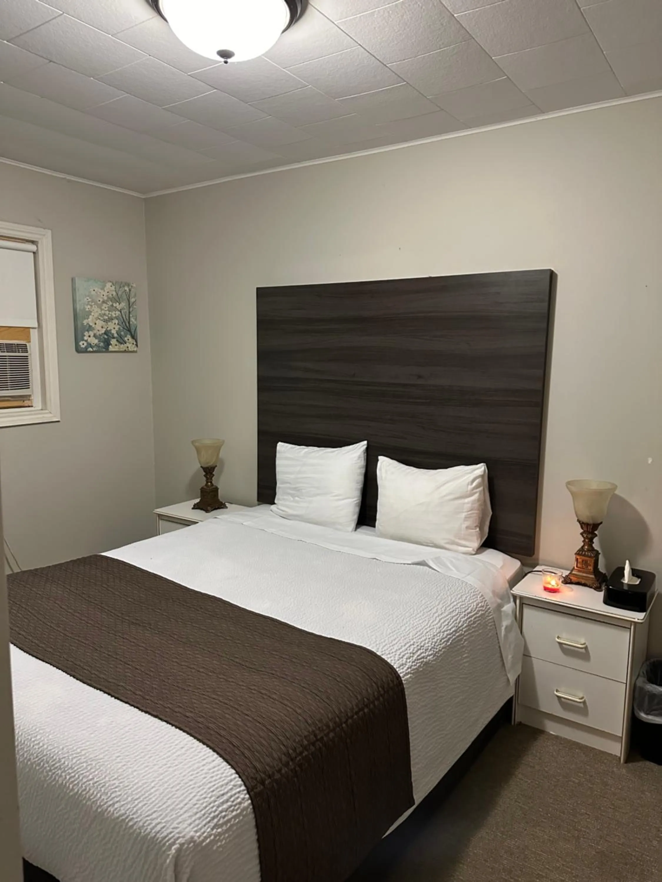 Bed in Lakeview Motel & Cottage