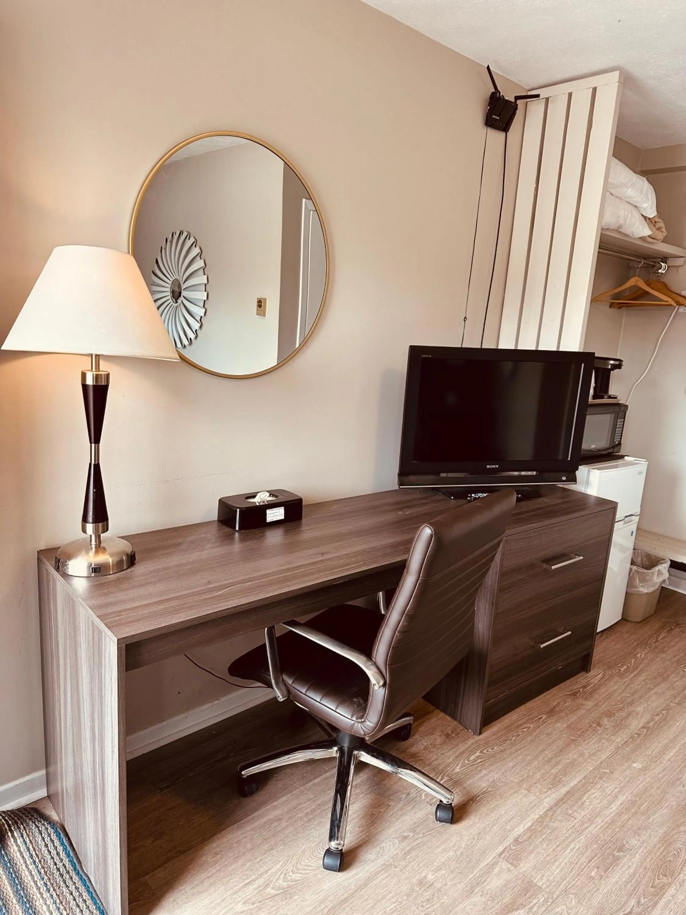 TV and multimedia in Lakeview Motel & Cottage