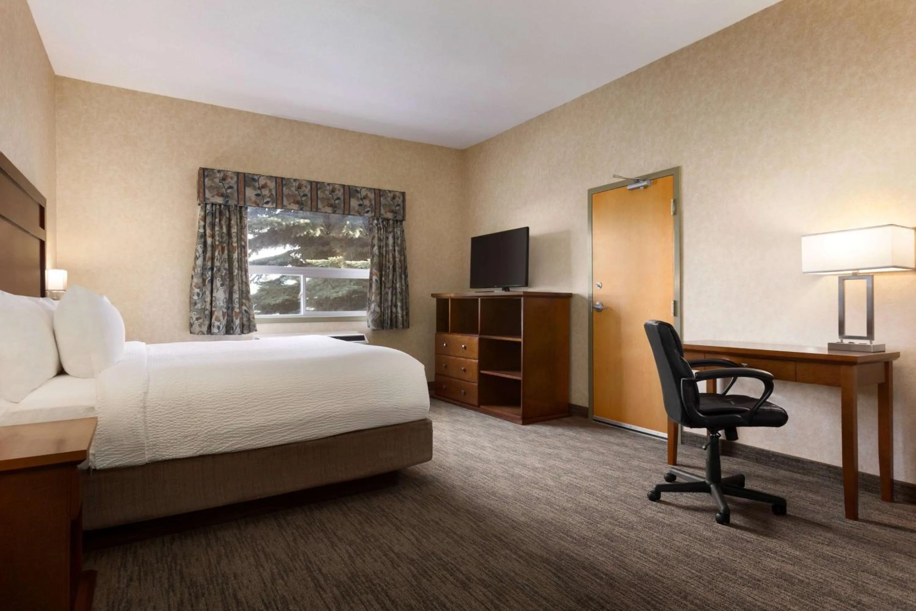 Photo of the whole room, Bed in Days Inn & Suites by Wyndham Brooks