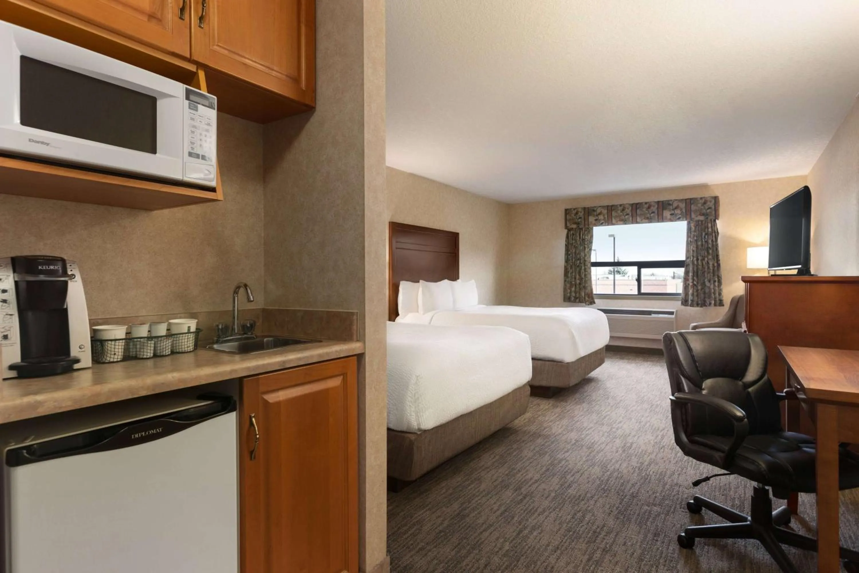 Photo of the whole room, Bed in Days Inn & Suites by Wyndham Brooks