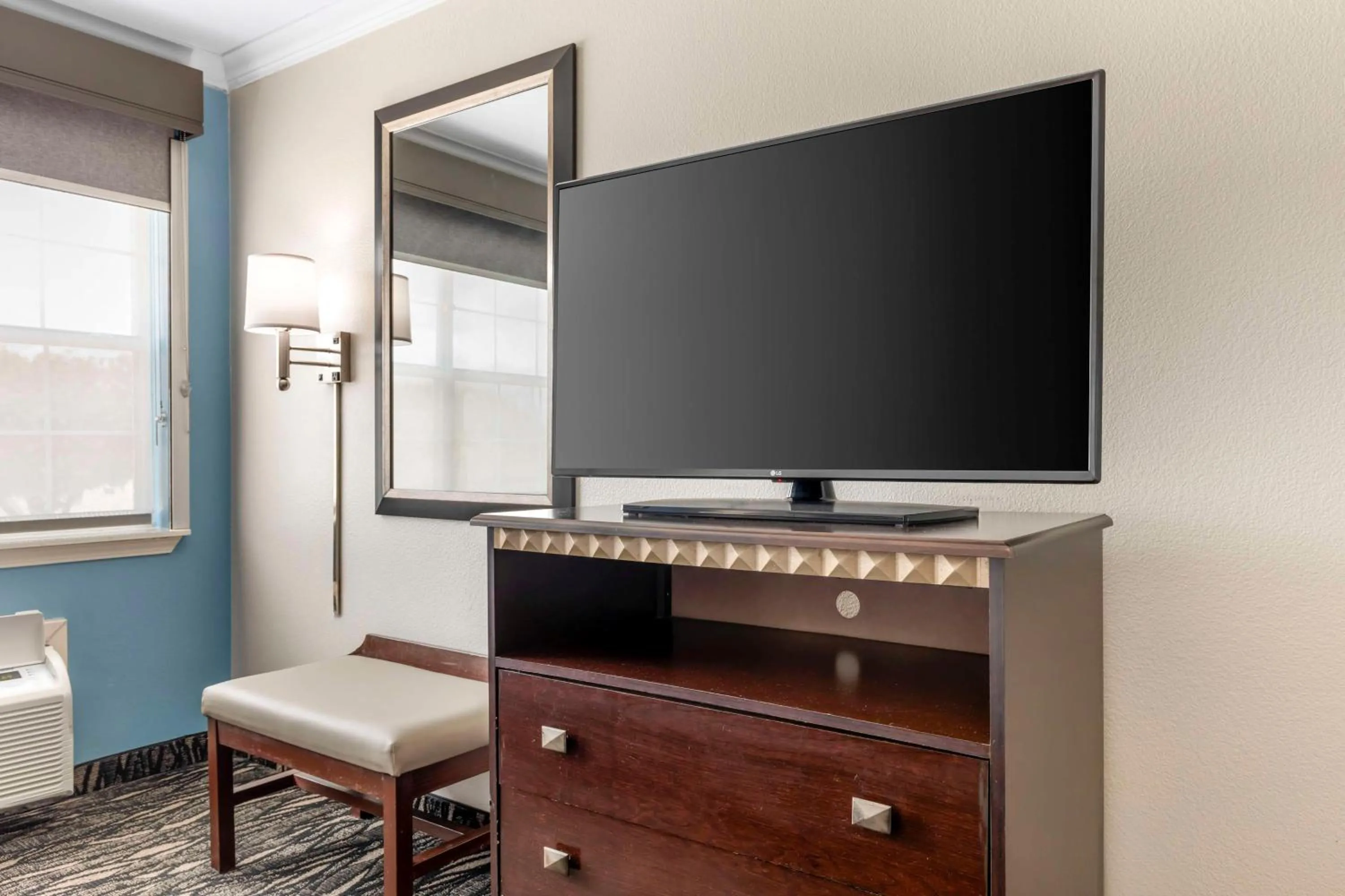 Bedroom in Best Western Plus Lake Worth Inn & Suites