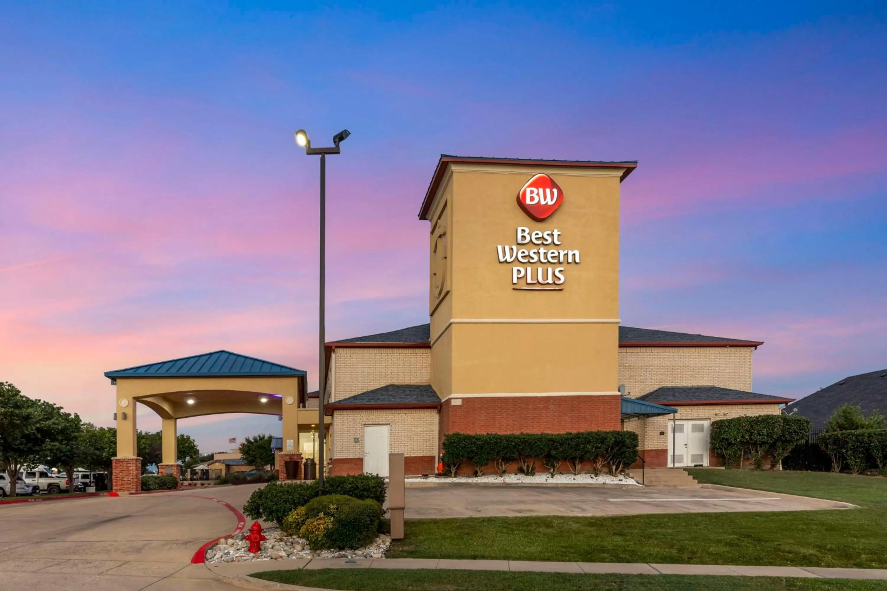 Property building in Best Western Plus Lake Worth Inn & Suites