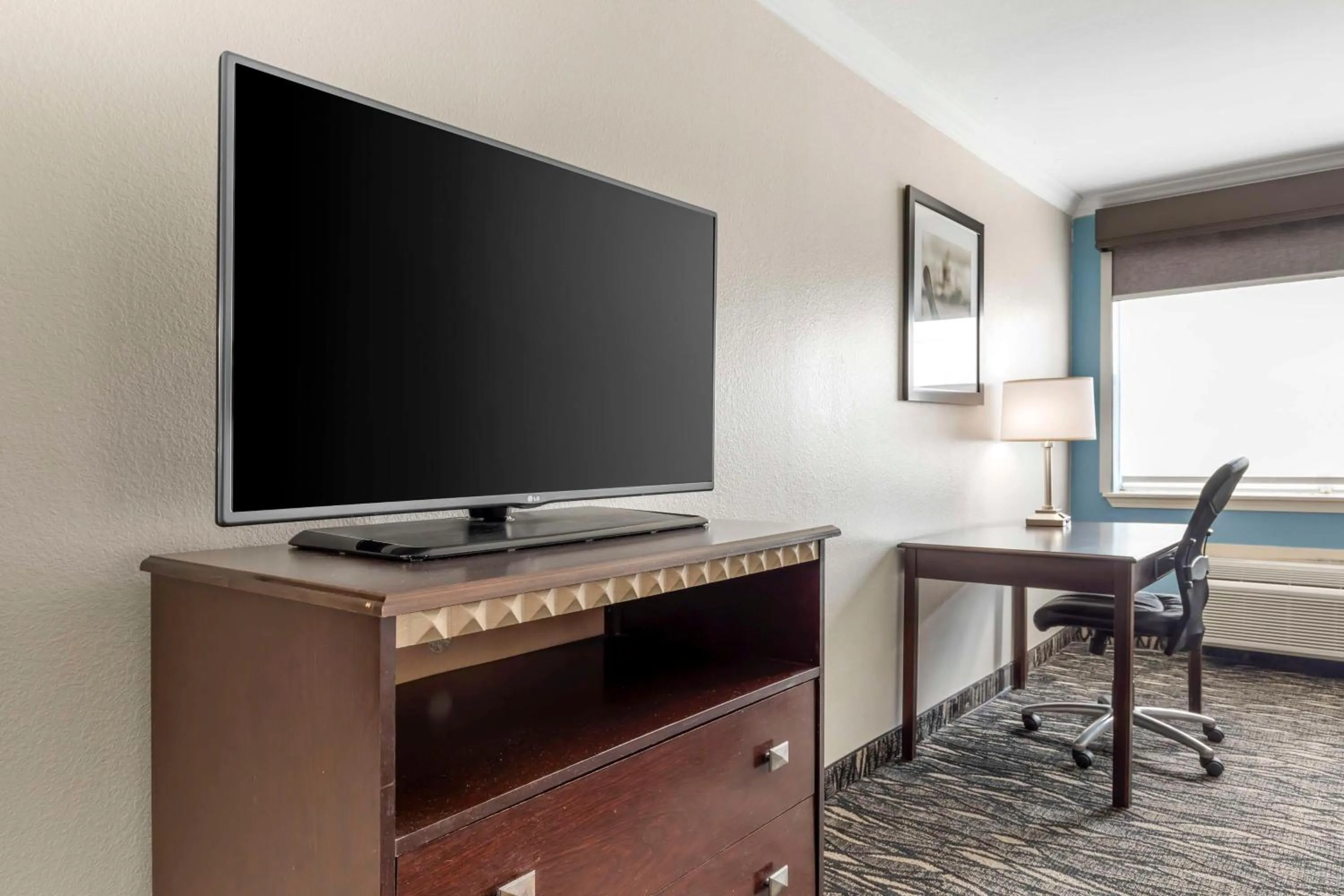 Bedroom in Best Western Plus Lake Worth Inn & Suites