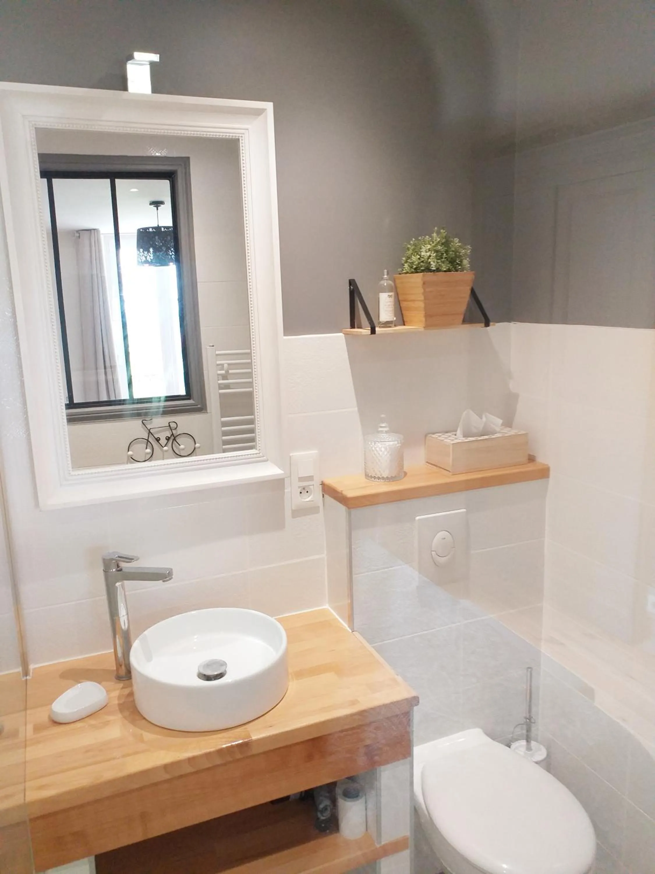 Shower in La Maison de Fleurat